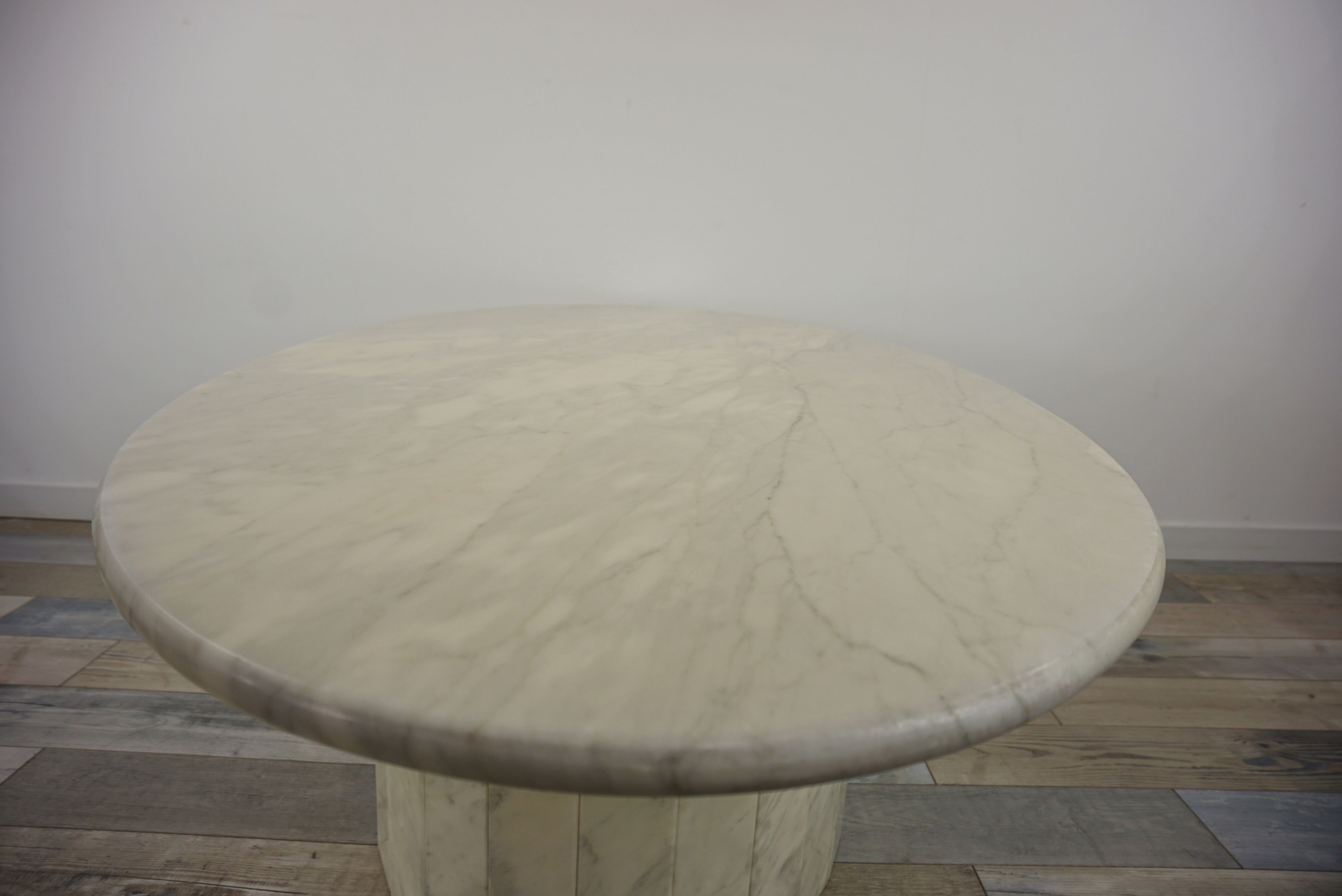 Oval coffee table in Italian-designed marble from the 1970s