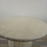 Oval coffee table in Italian-designed marble from the 1970s
