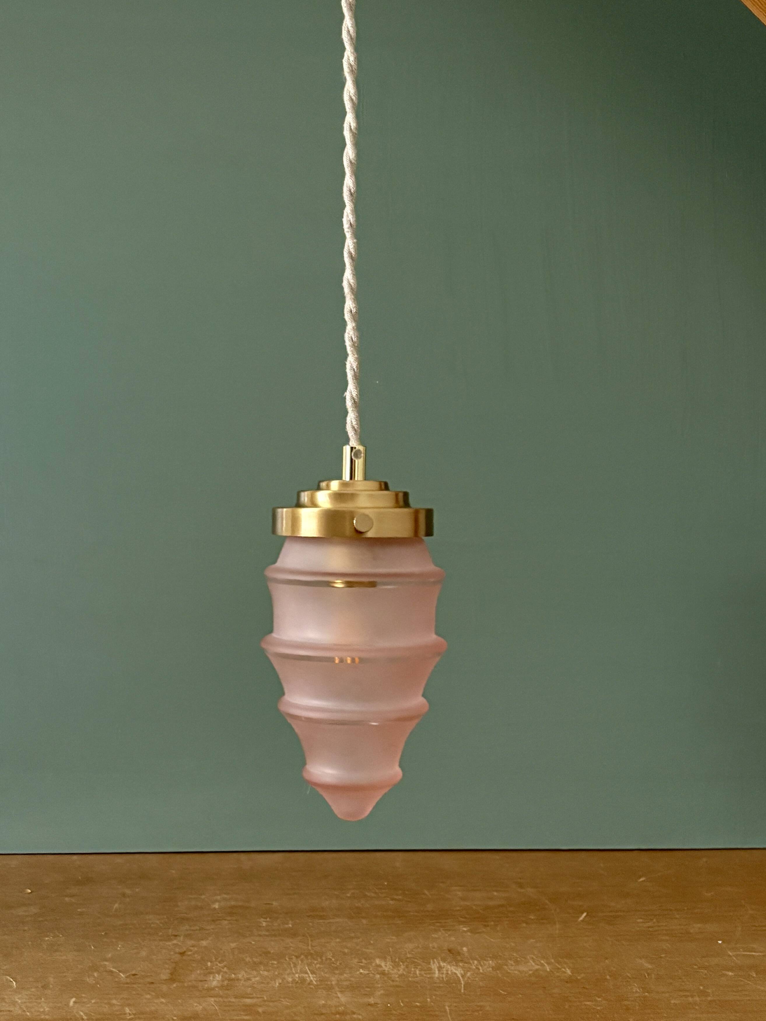 Suspension globe vintage en verre rose dépoli