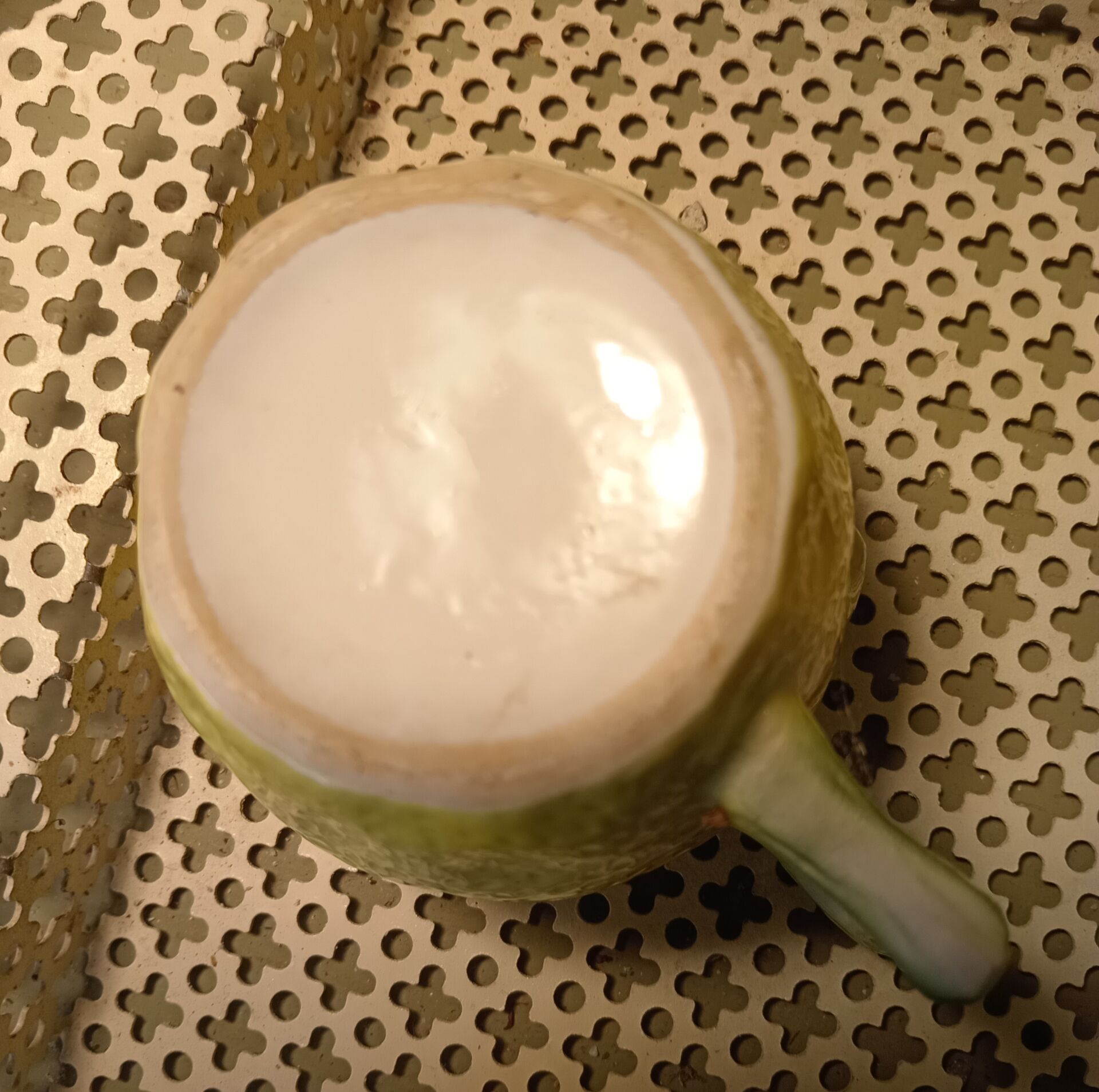 Huit mugs en barbotine