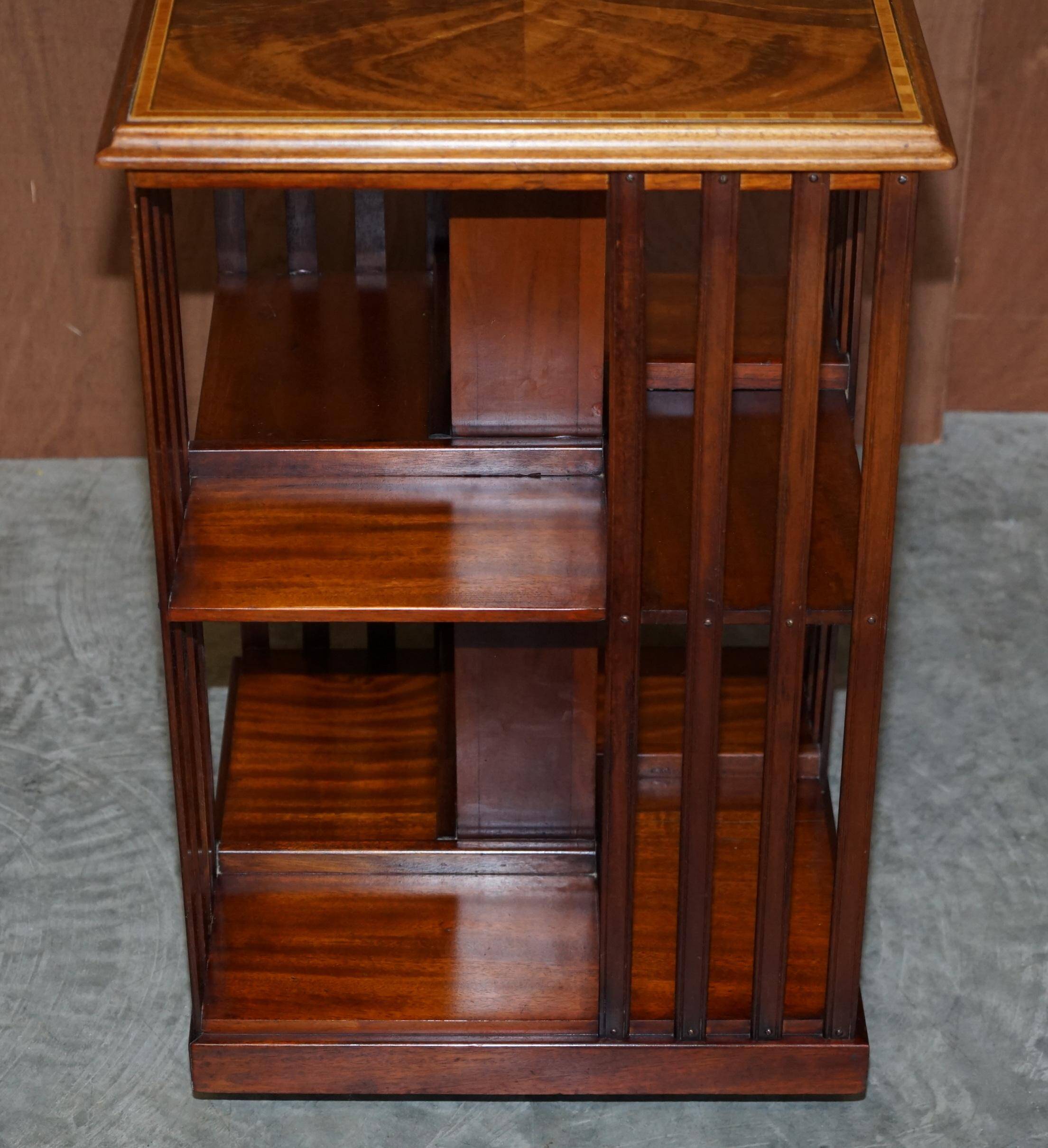 Table bibliothèque tournante Sheraton Revival en acajou et bois de satin