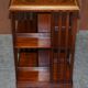 Table bibliothèque tournante Sheraton Revival en acajou et bois de satin