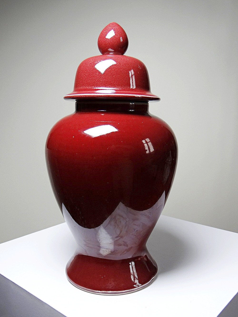 Covered vase, Chinese ginger jar in oxblood and celadon ceramic.