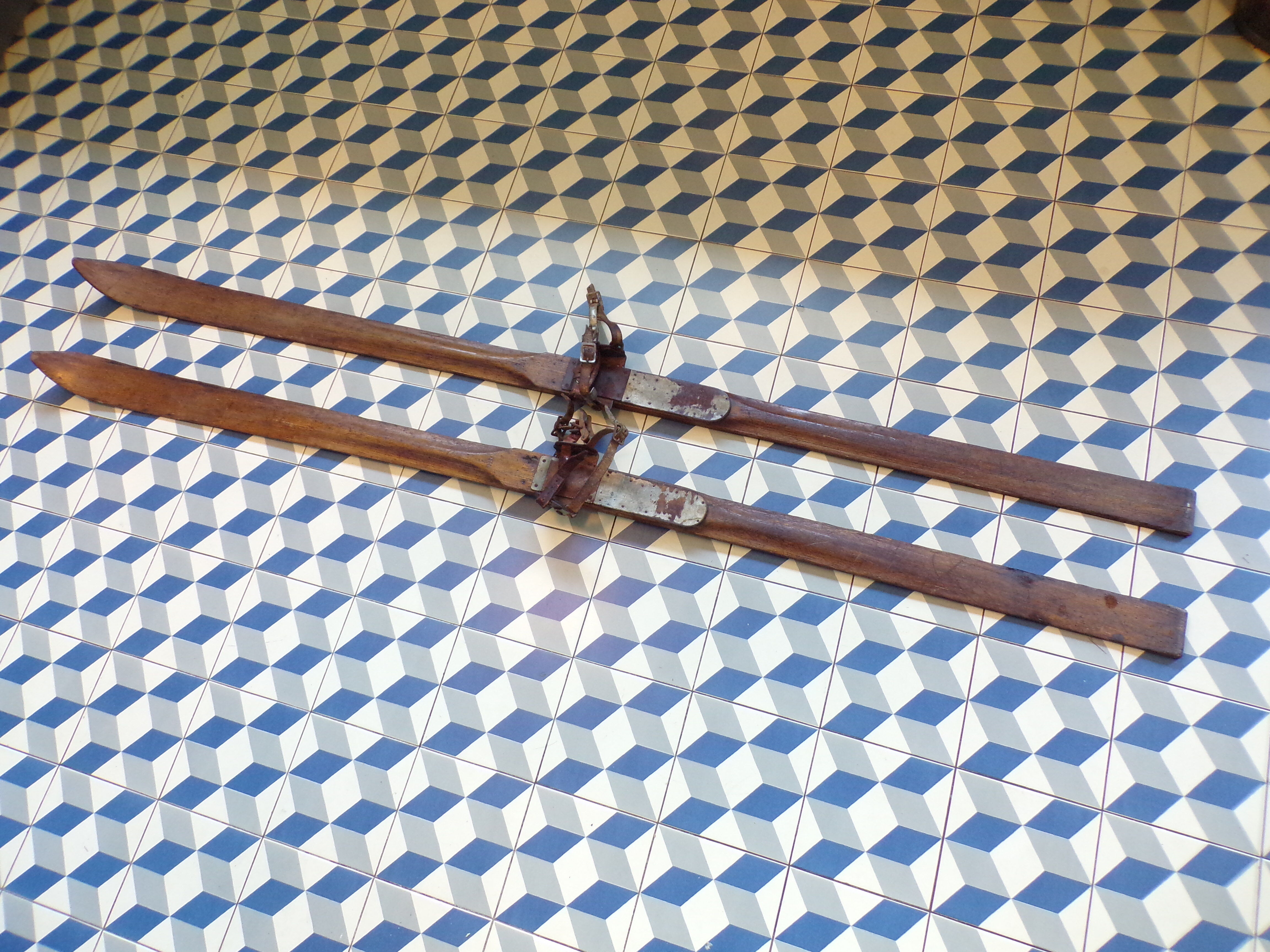 Paire de skis anciens en bois 2,05 m