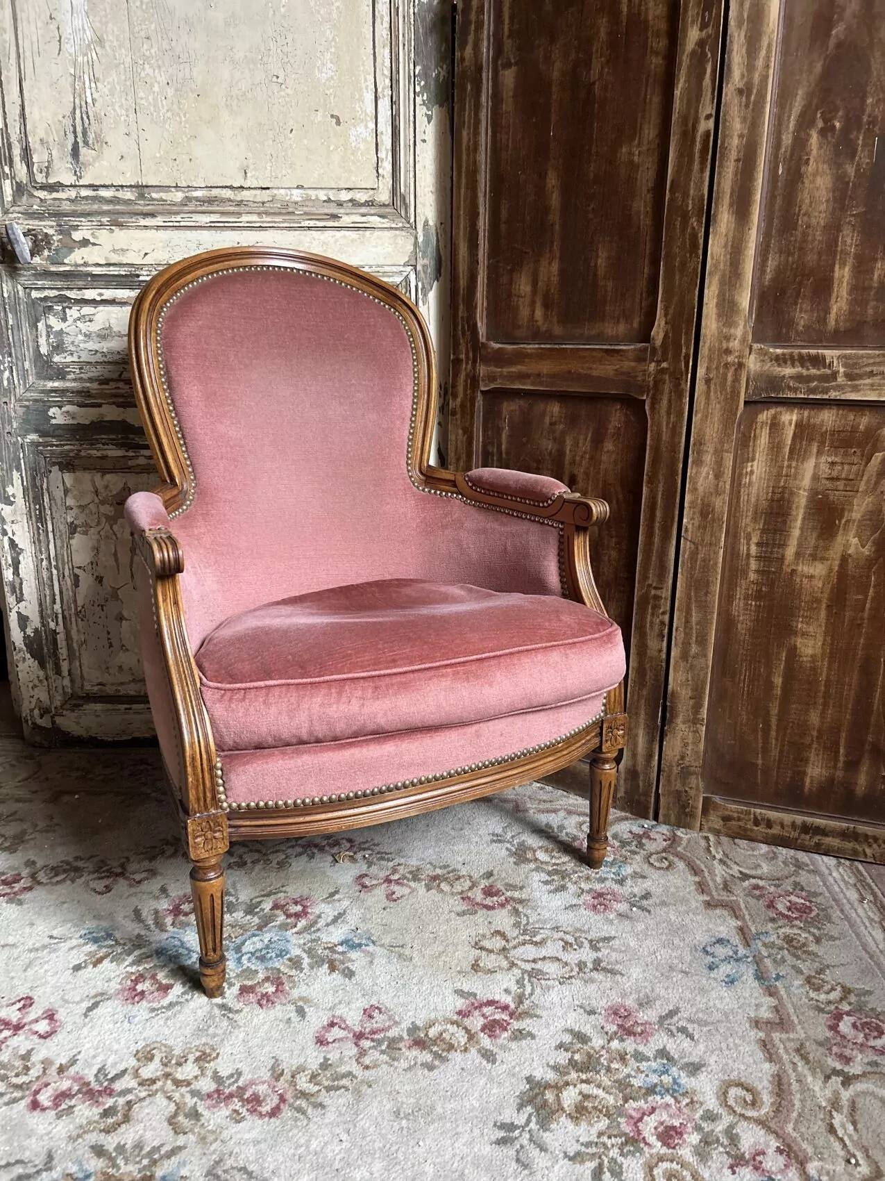 Petit fauteuil Louis XVI en velours vieux rose, assise déhoussable – Chic et confortable