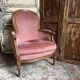 Petit fauteuil Louis XVI en velours vieux rose, assise déhoussable – Chic et confortable