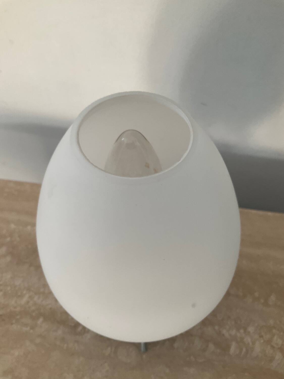 Lampe tripode en opaline et métal