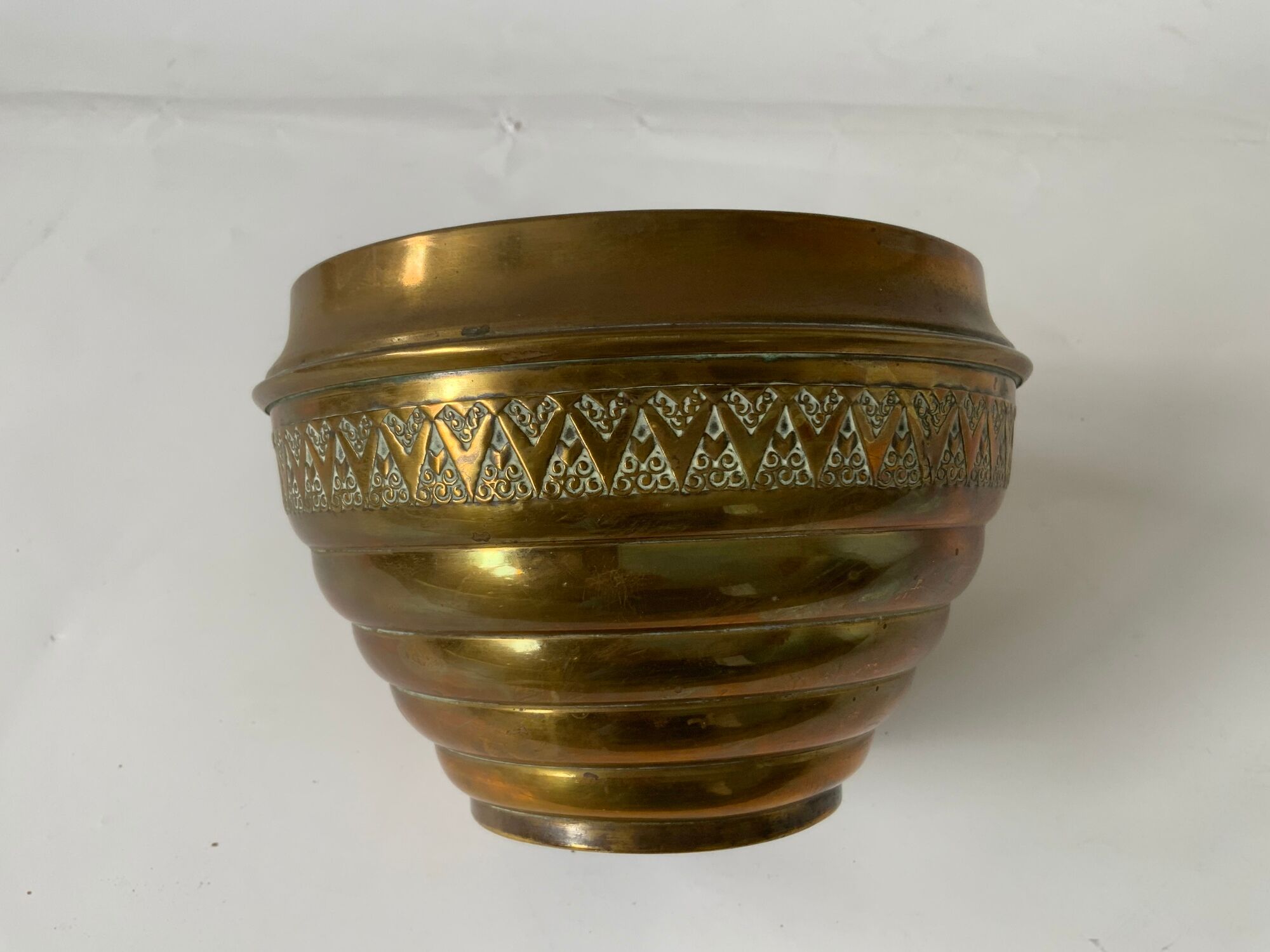 Cache pot en laiton vintage quelsques traces du temps - forme boule - beaucoup de charme