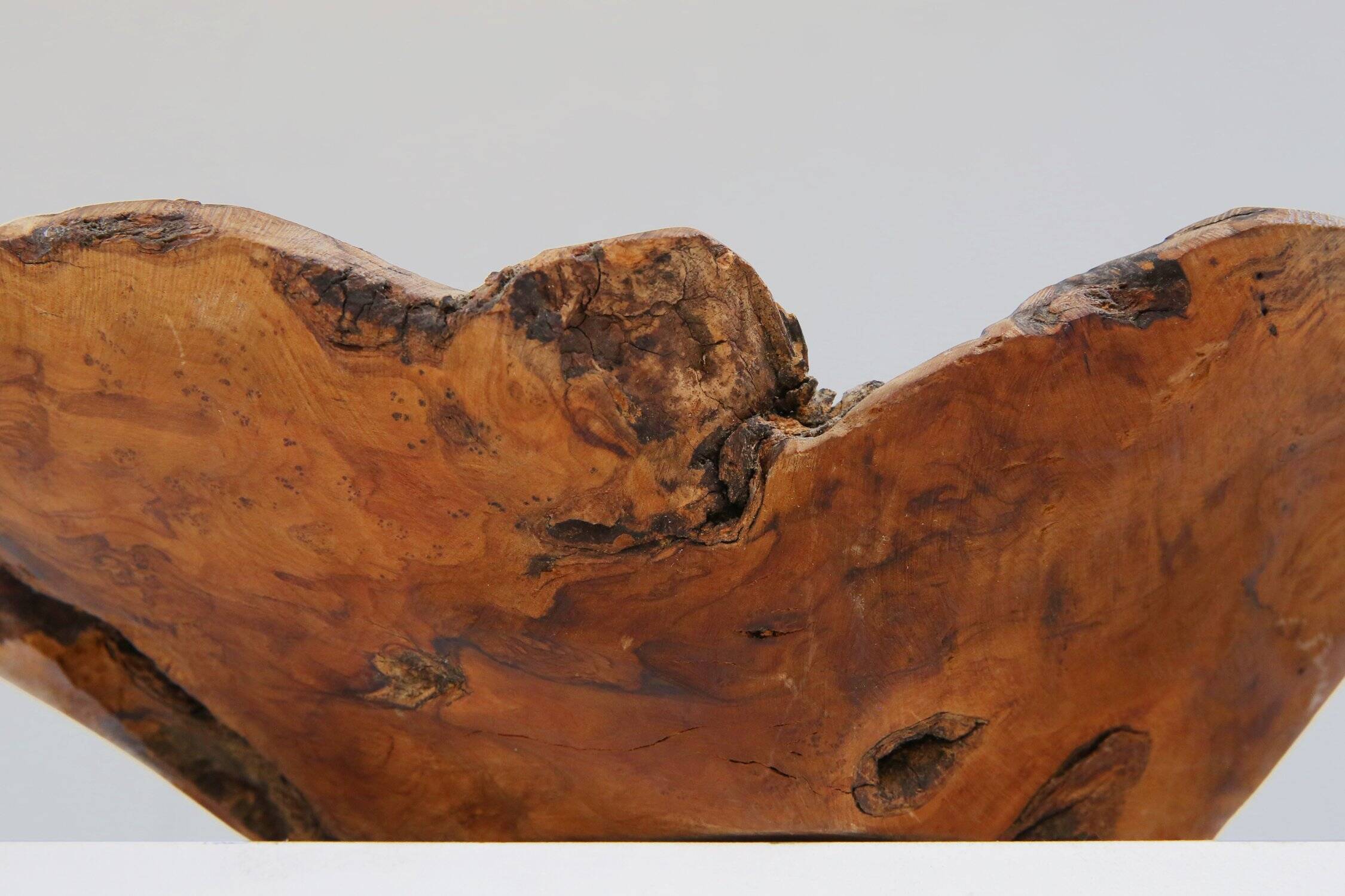 Grand bol en bois de racine organique, France, années 1950