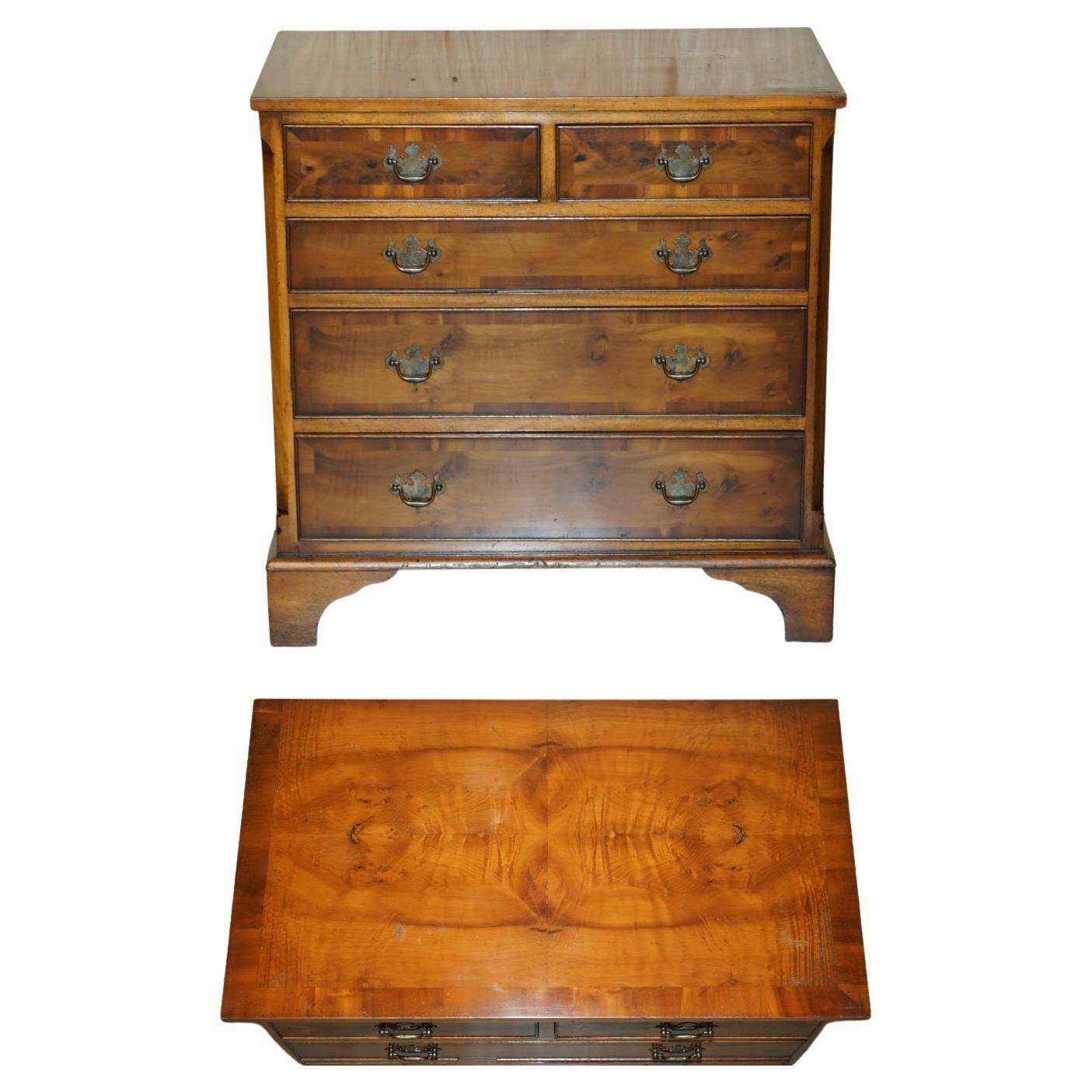 Georgian commode in yew wood with burr and burl grain, medium size.