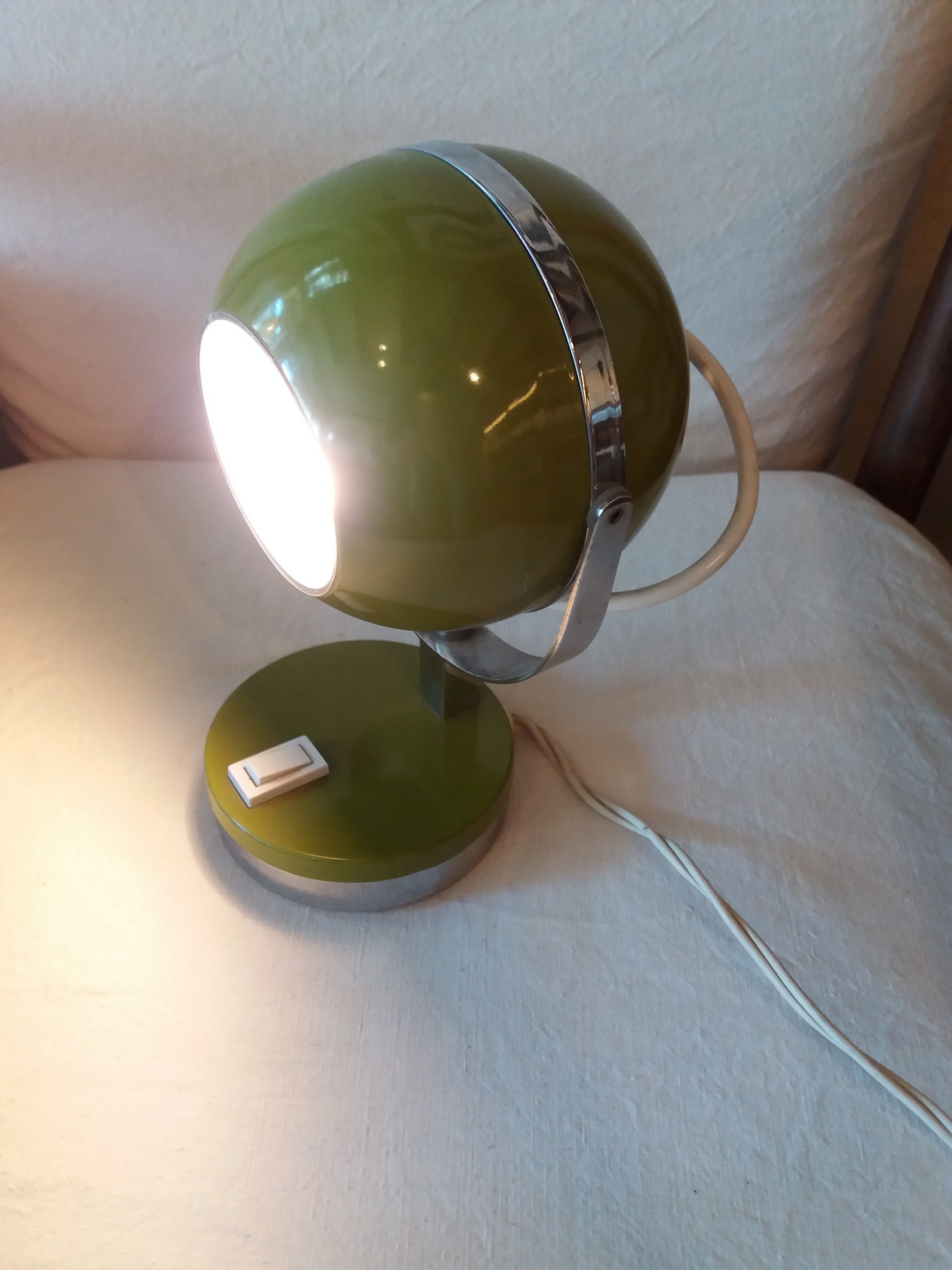 Light olive green eyeball