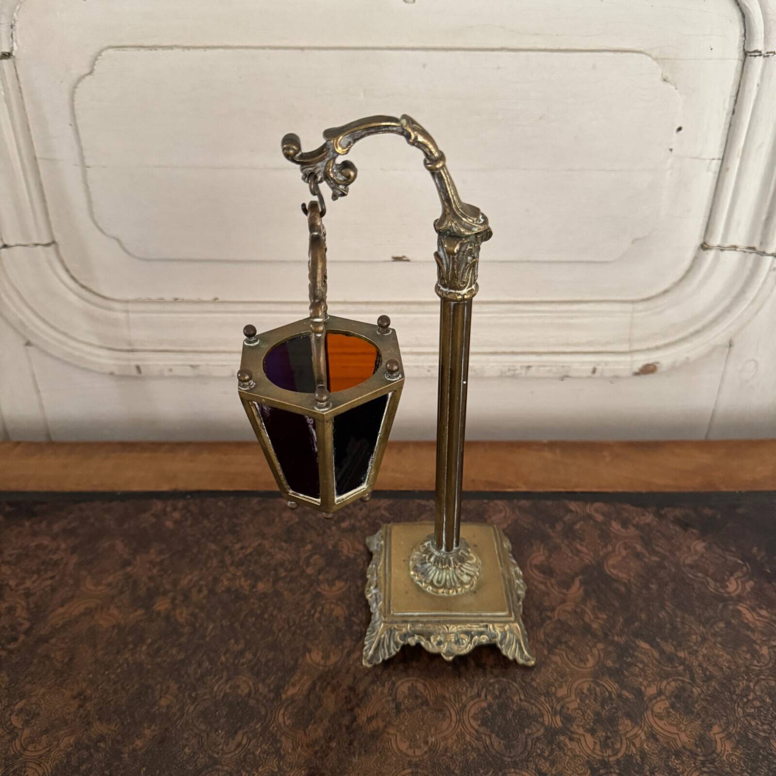 Lampe veilleuse en bronze et verres multicolores Restauration XIXe
