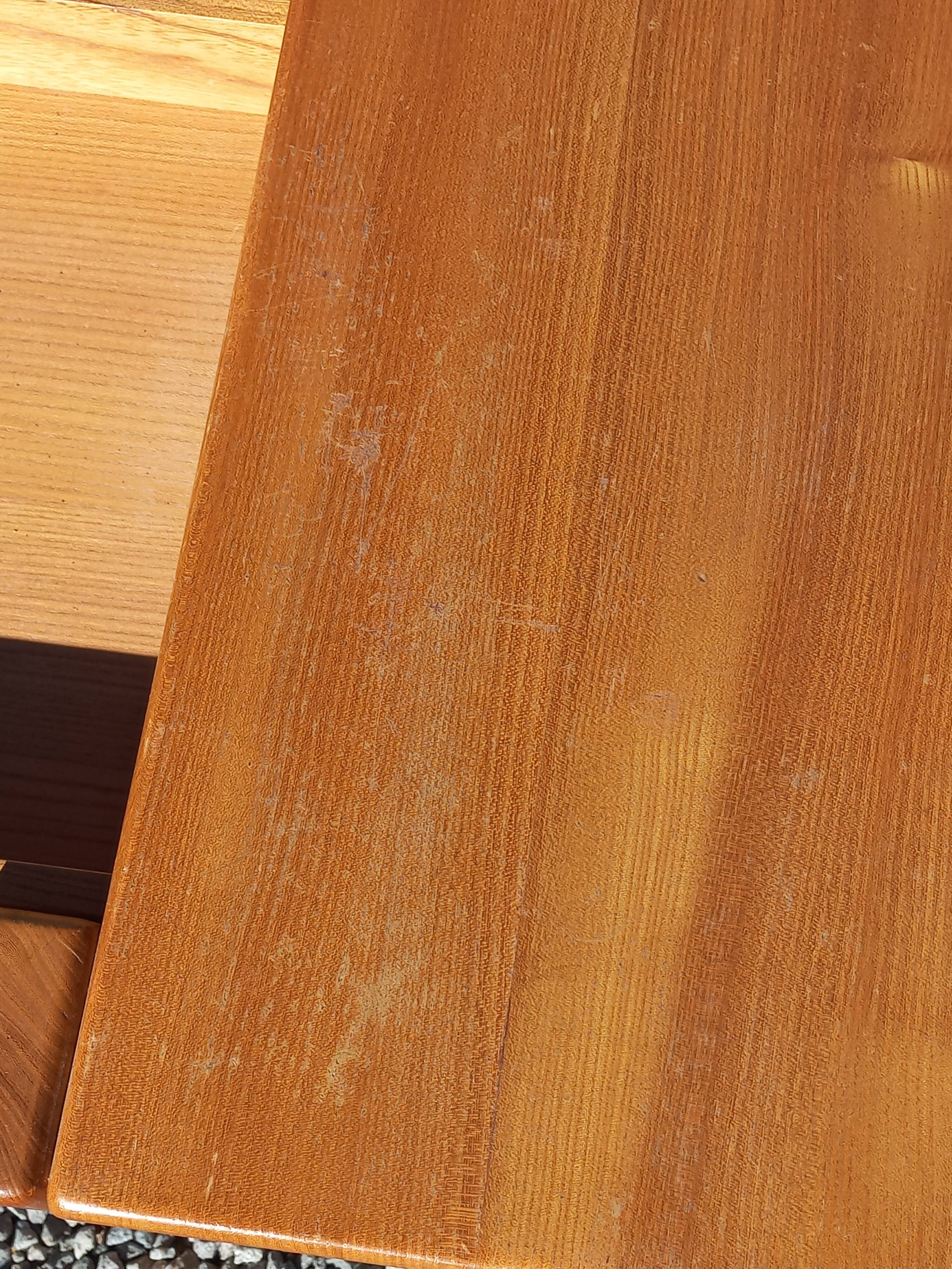 Paire de chevets en orme massif de la maison Regain