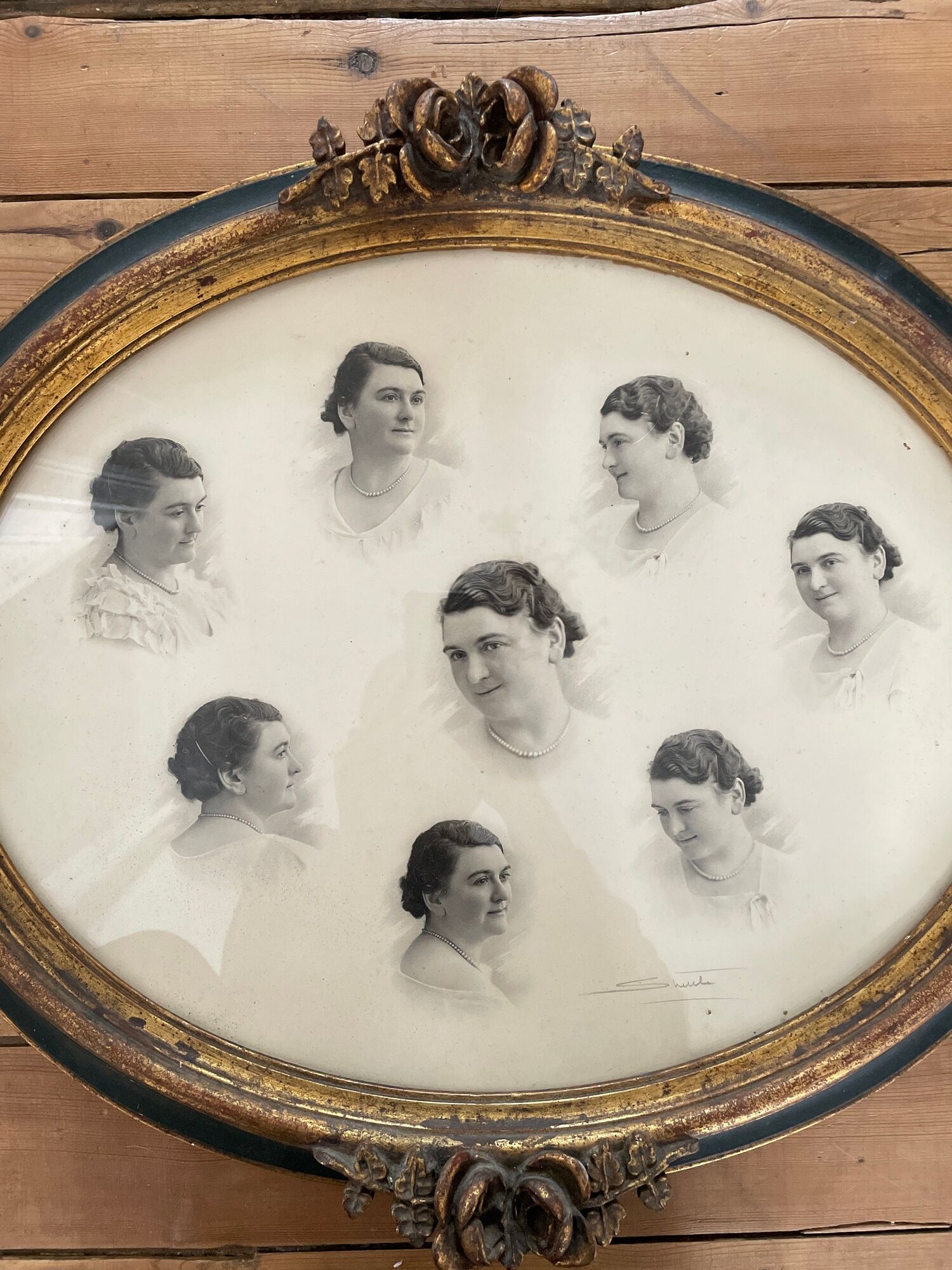 Oval frame XIXth portraits of a woman