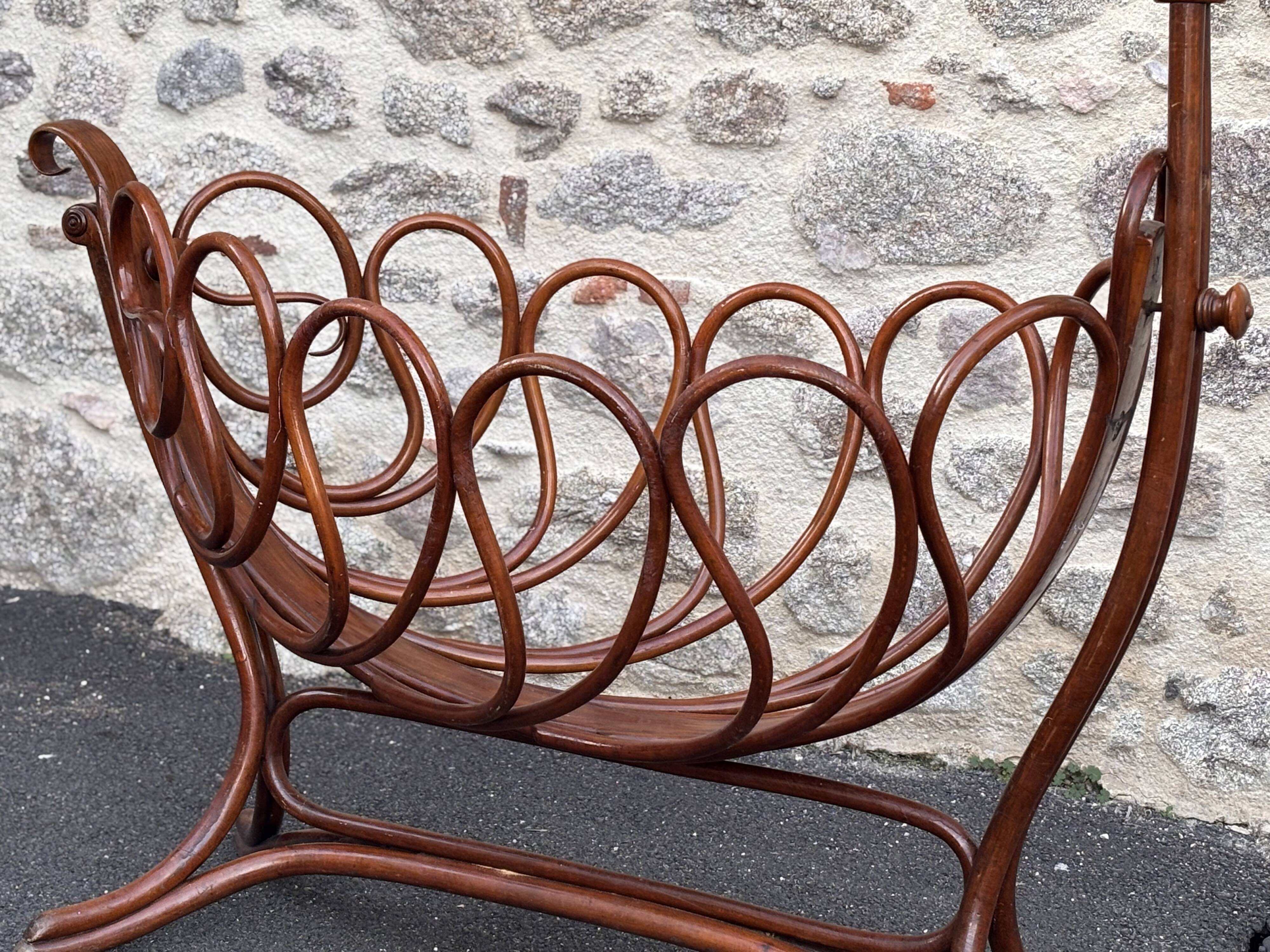 Antique Thonet cradle 1900 – bent wood – authentic charm