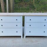 Paire de commodes scandinaves blanches en bois massif