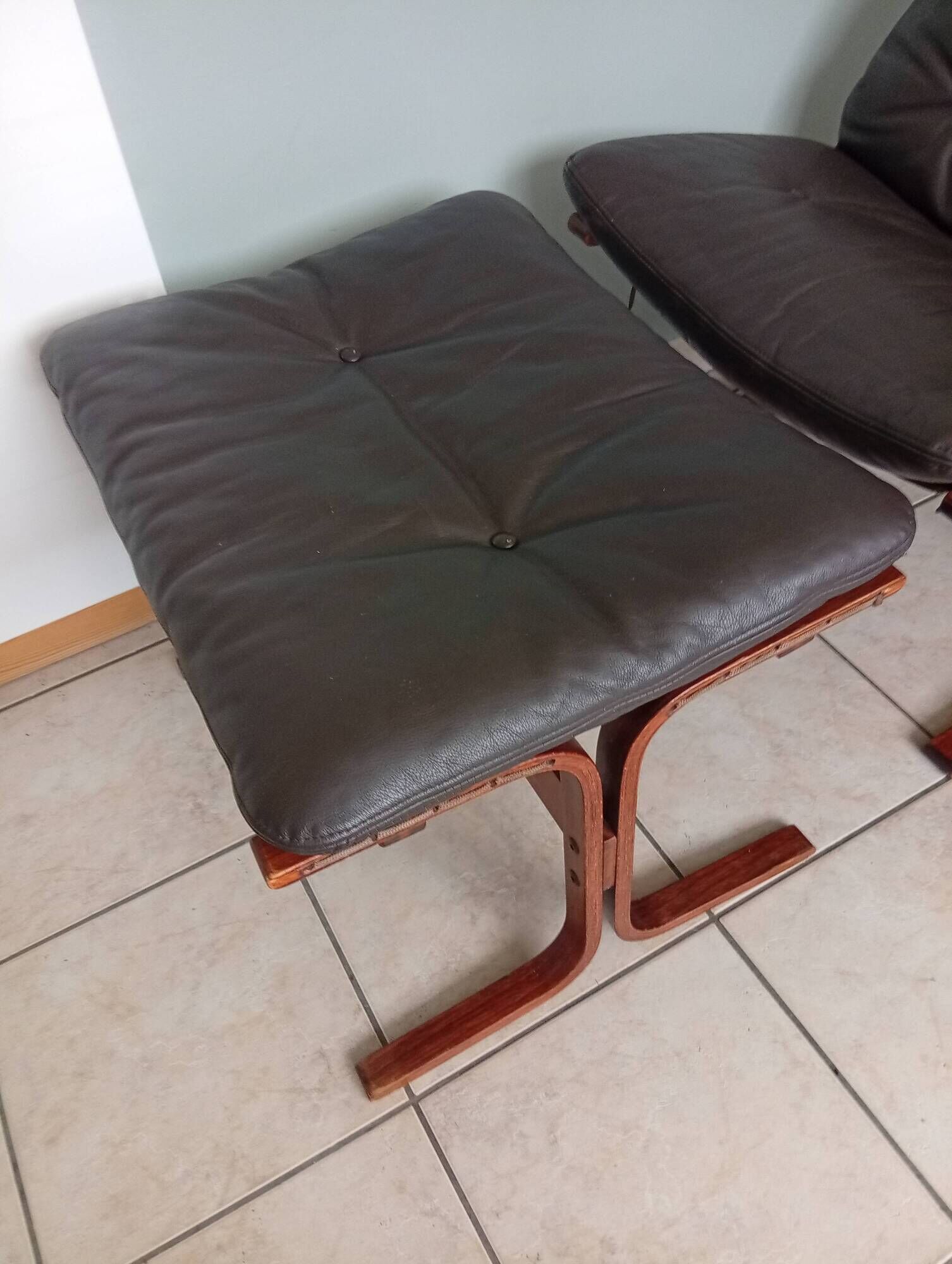 Fauteuil Ingmar Relling chauffeuses et Ottoman bois vintage scandinave
