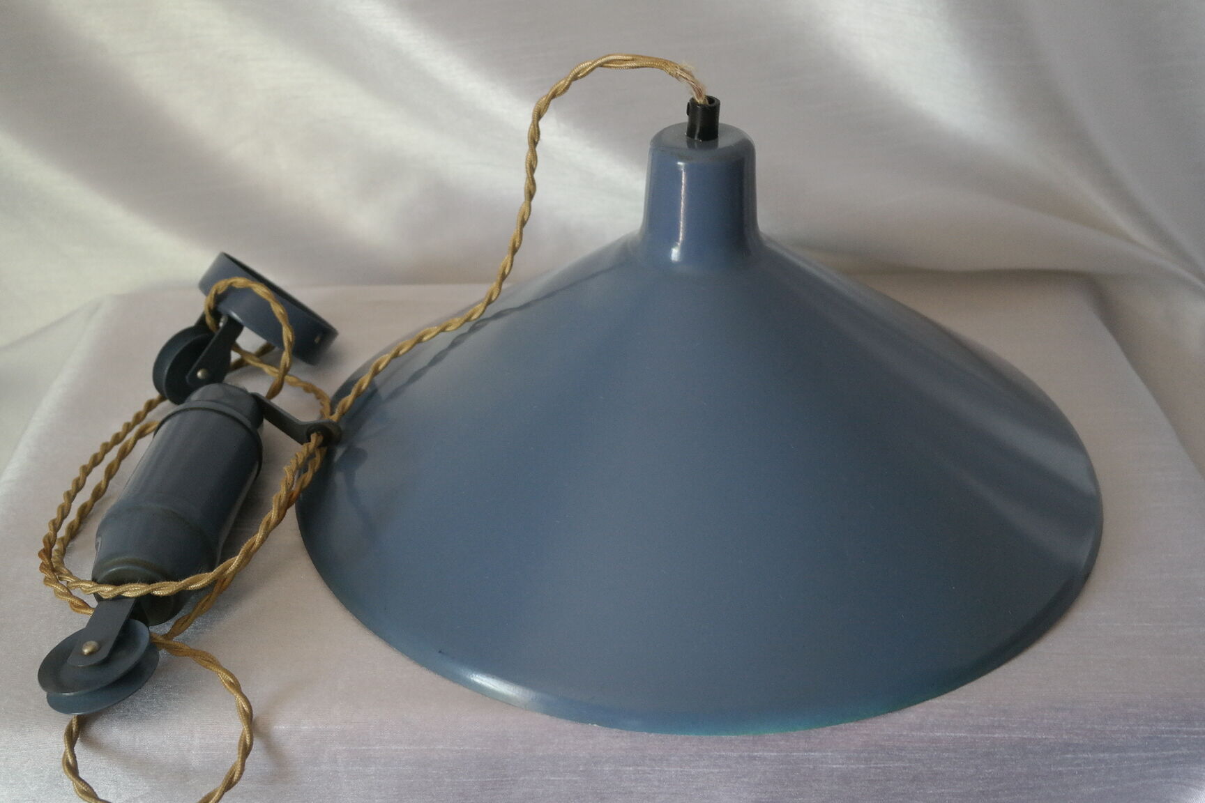 Suspension enamelled sheet metal rises drop vintage blue