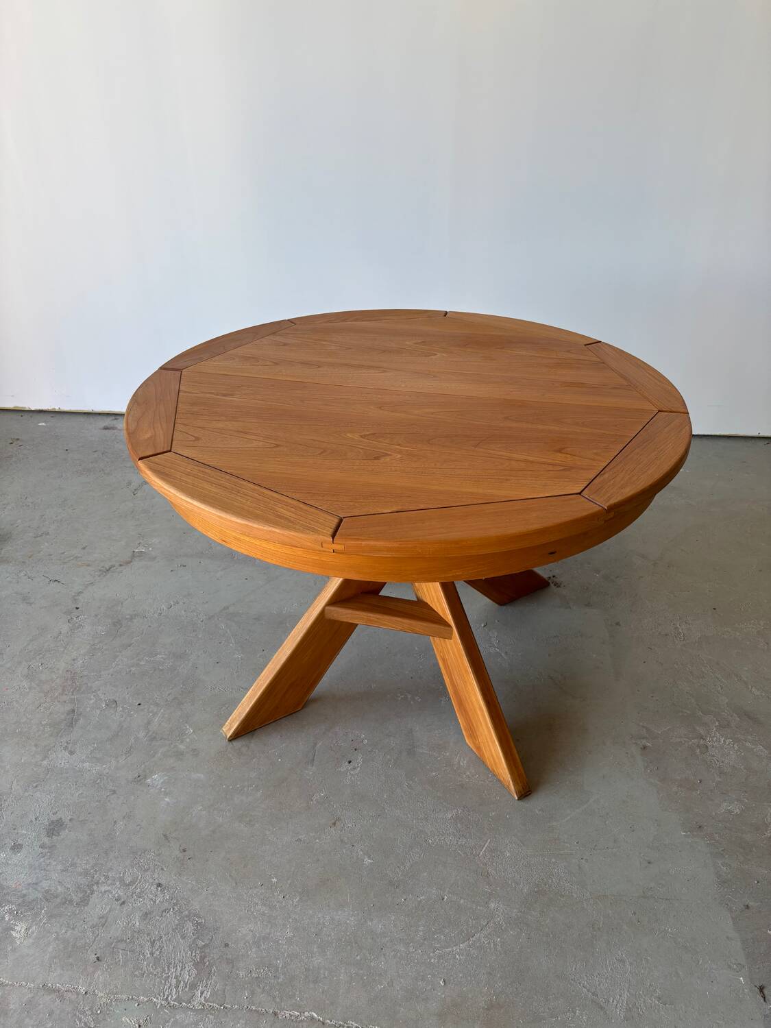 Vintage style extendable oval dining table in solid elm