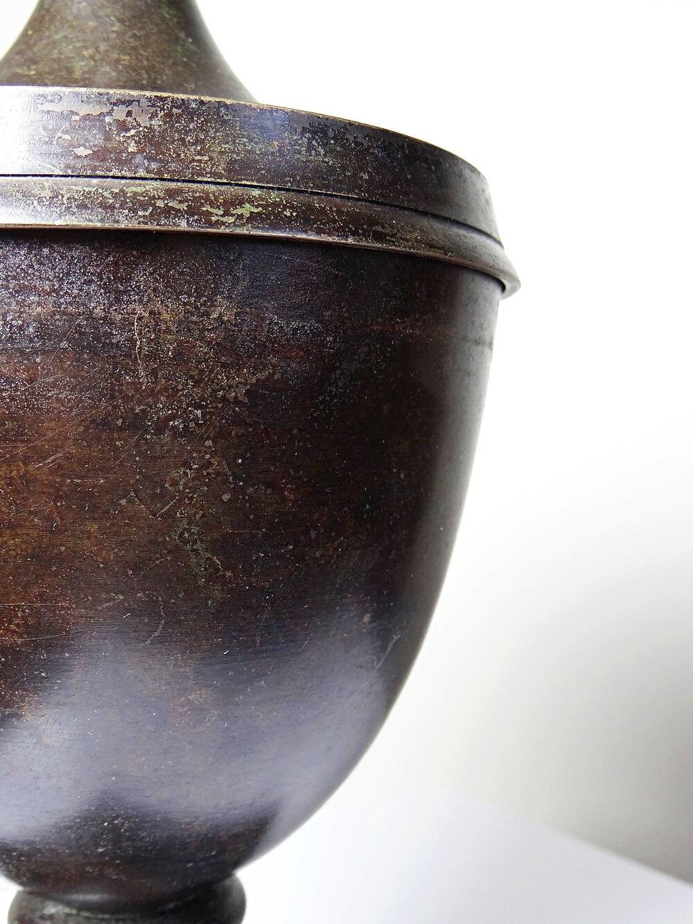 Covered cassolette in Empire style, patinated bronze, India, 1960s-1980s.