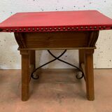 Paire de tables basses en bois naturel dessus en simili cuir rouge XX siècle