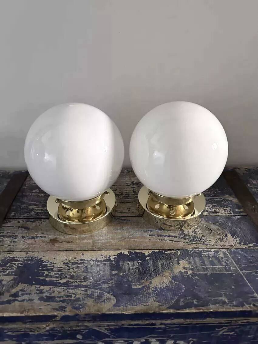 Paire d’appliques globes en opaline blanche