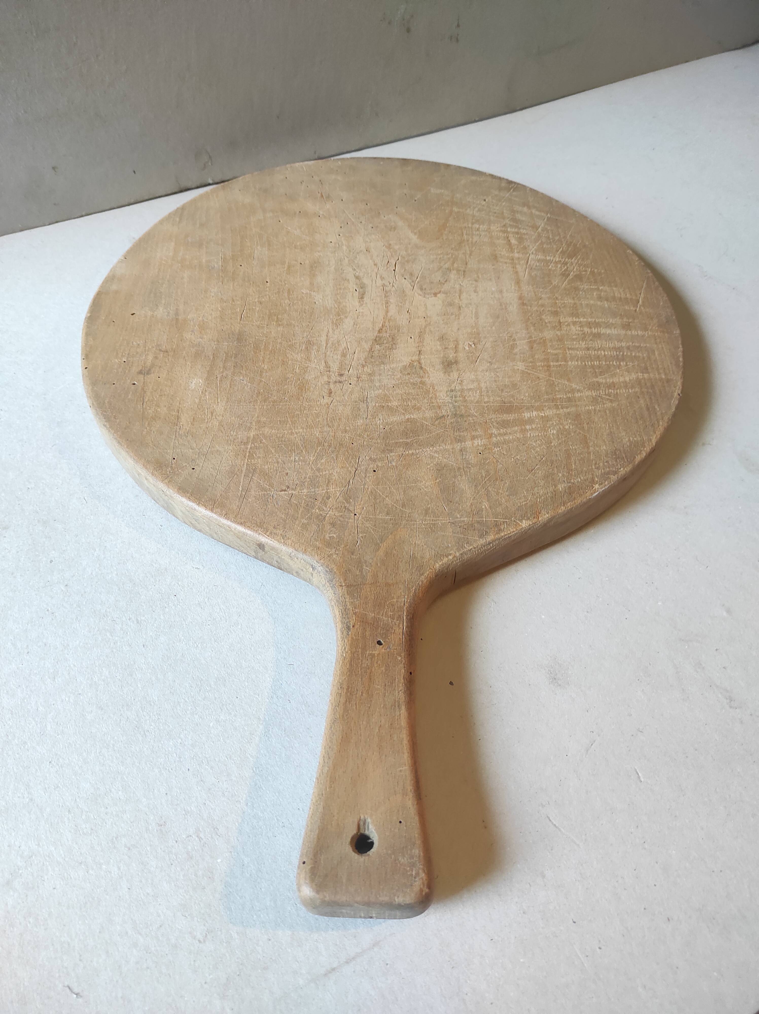 Old round pizza cutting board
