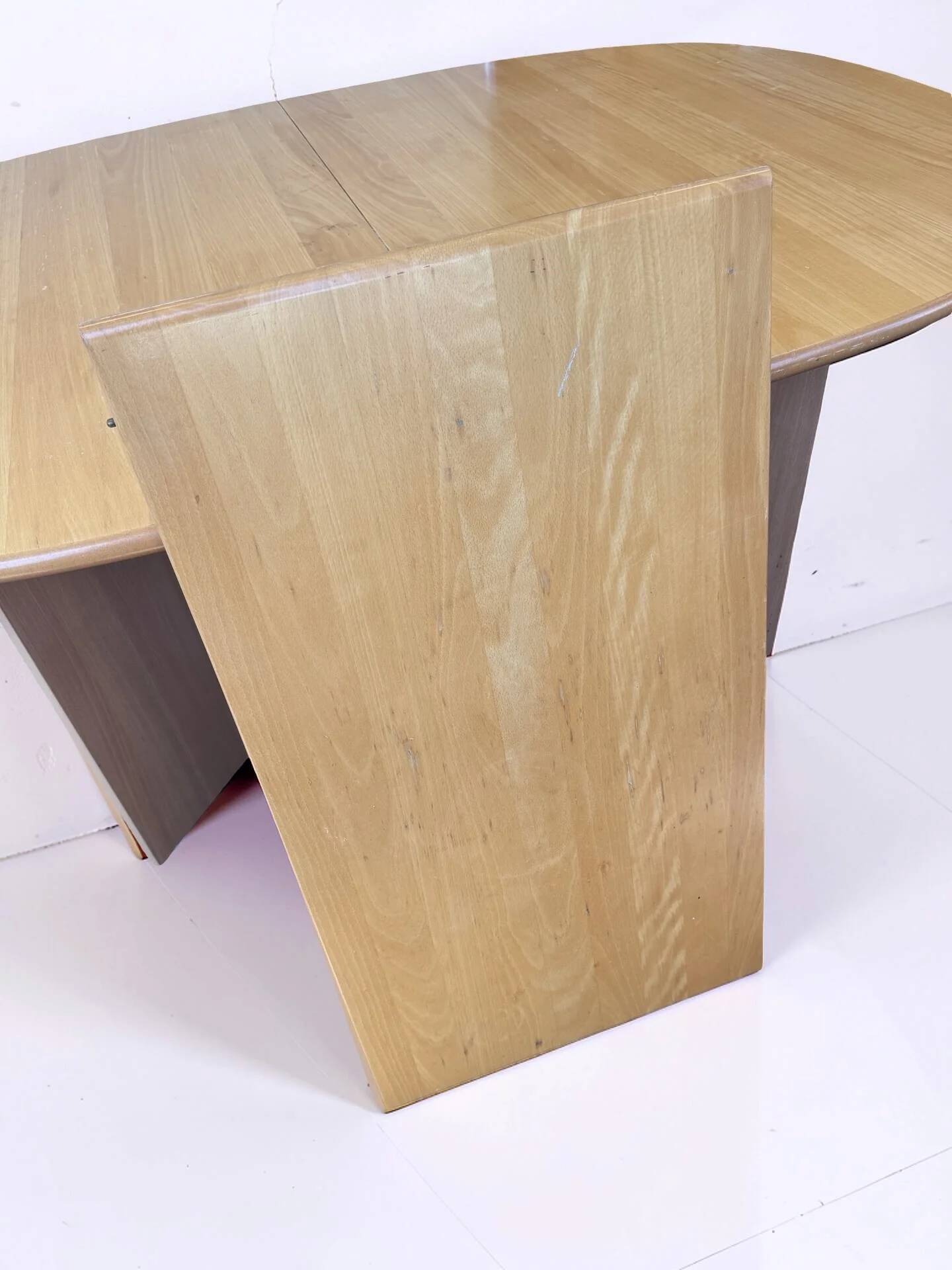Table à manger danoise extensible en bois massif clair avec pieds en V