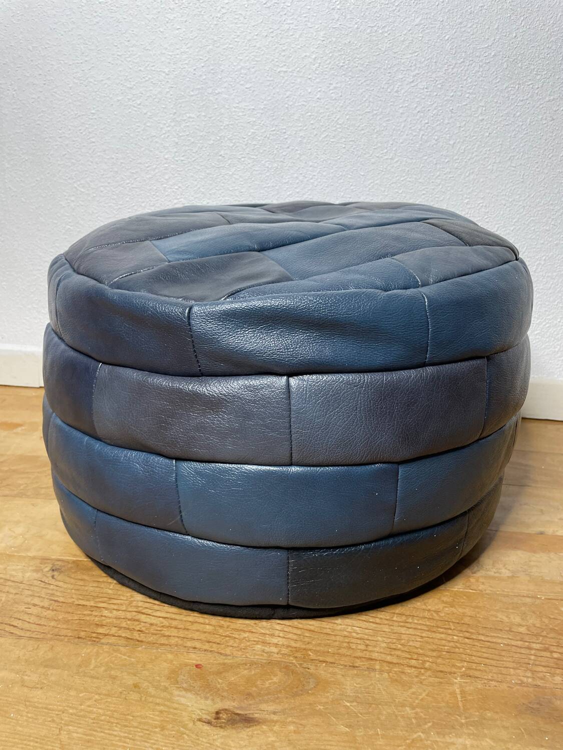 Pouf en cuir patchwork de Sède bleu