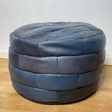 Pouf en cuir patchwork de Sède bleu