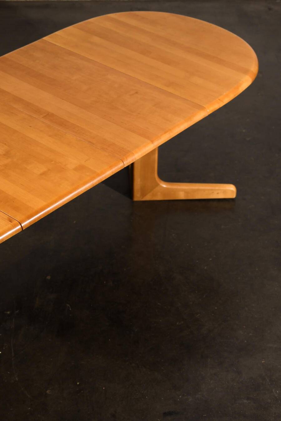 Oval dining table with 2 extensions.