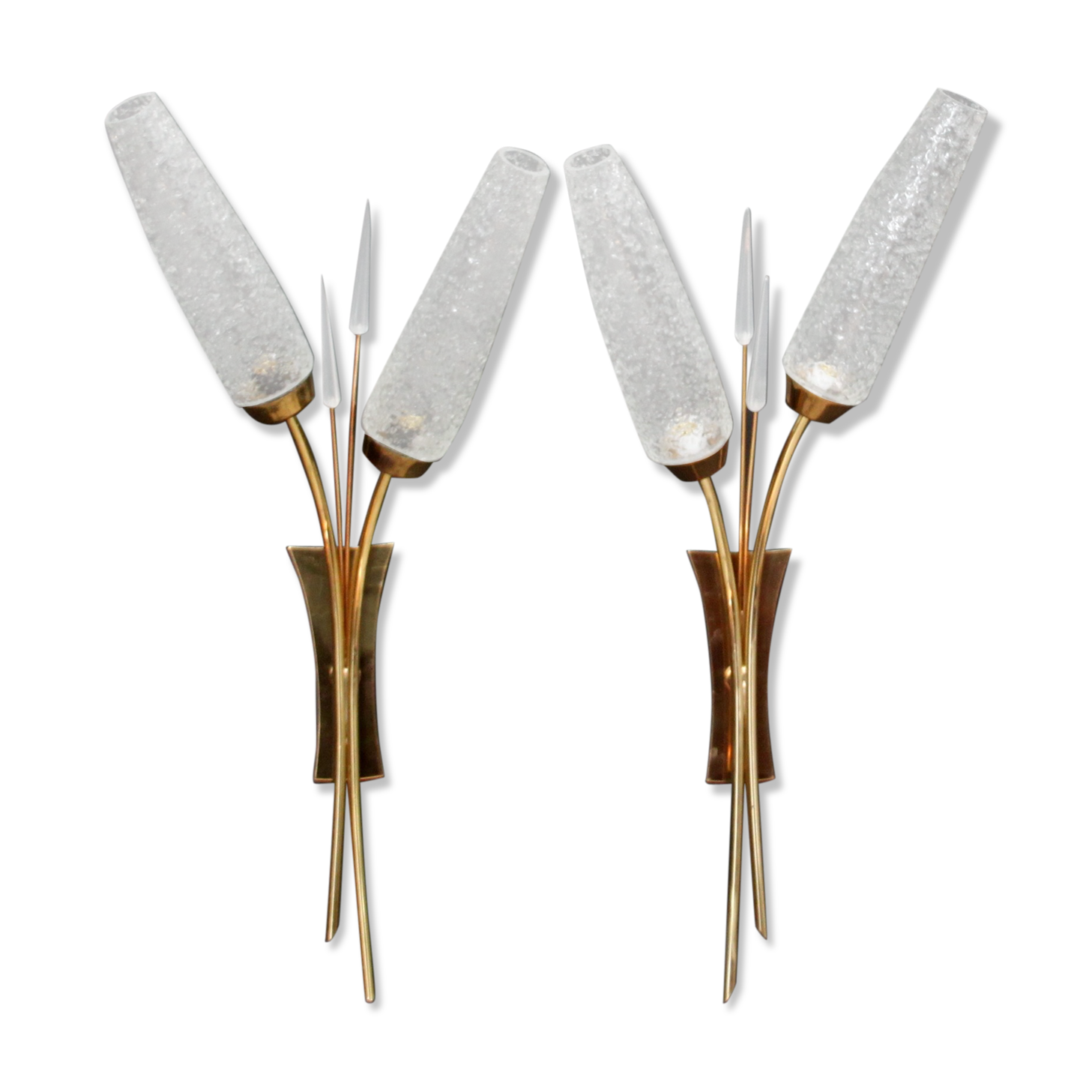 Paire d'appliques murales laiton et verre moulé, vers 1950