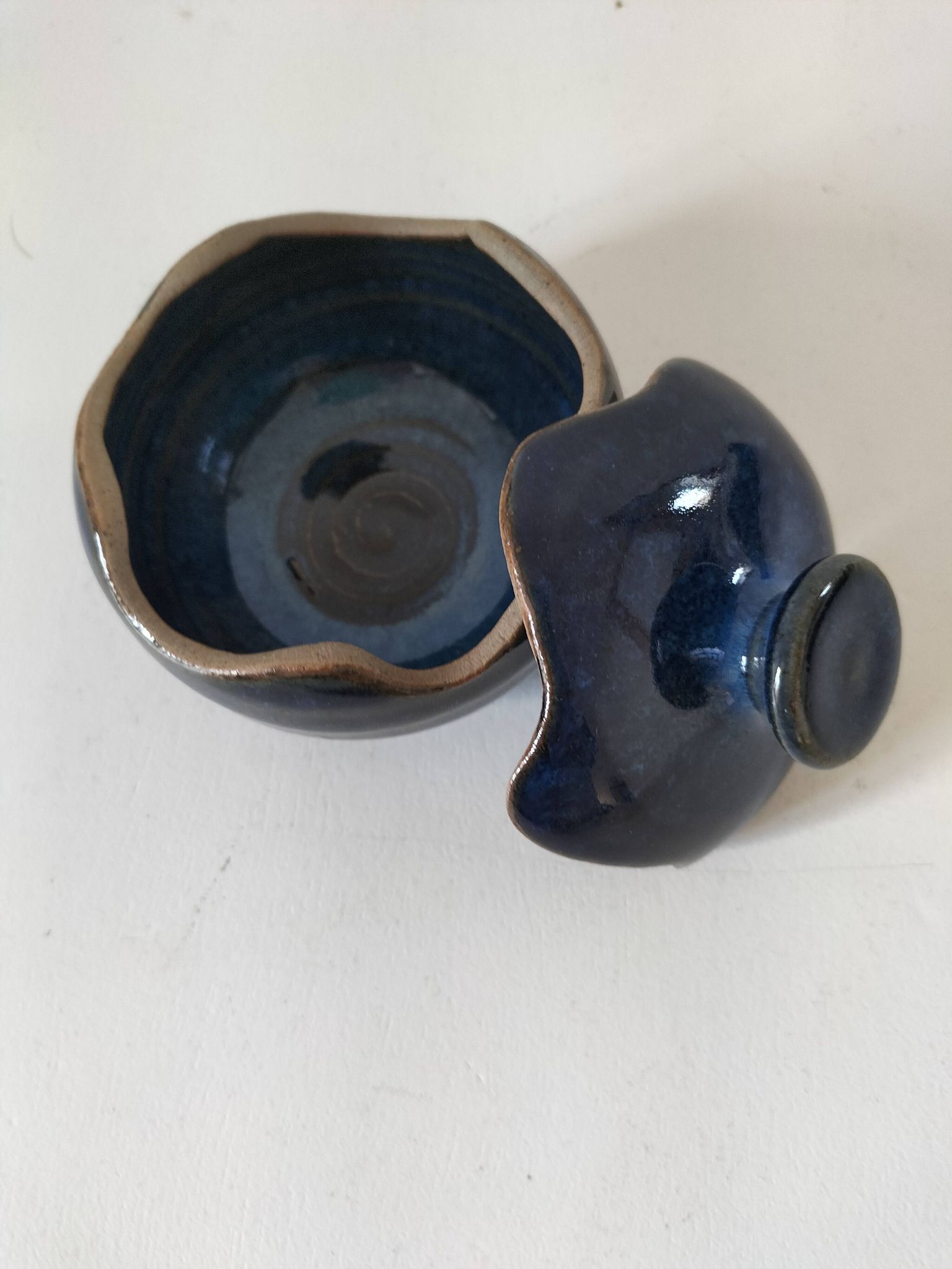 Boîte en grès émaillé bleu nuit – pièce d’atelier, signée