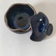 Boîte en grès émaillé bleu nuit – pièce d’atelier, signée