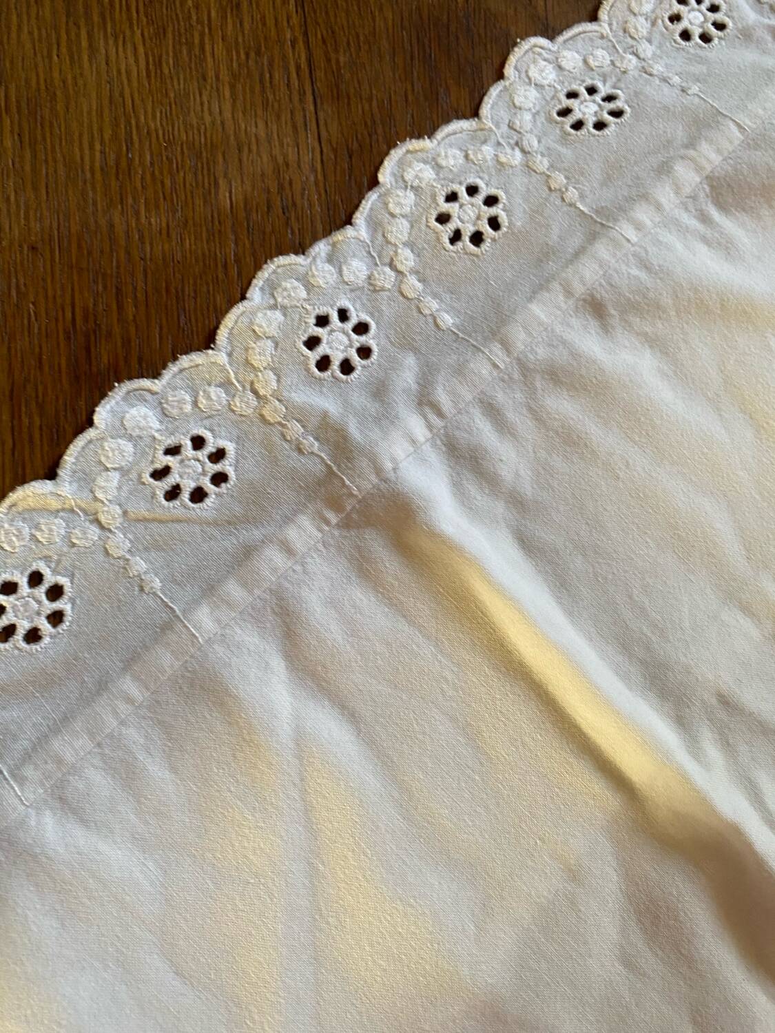 Paire taies d oreiller broderie anglaise.