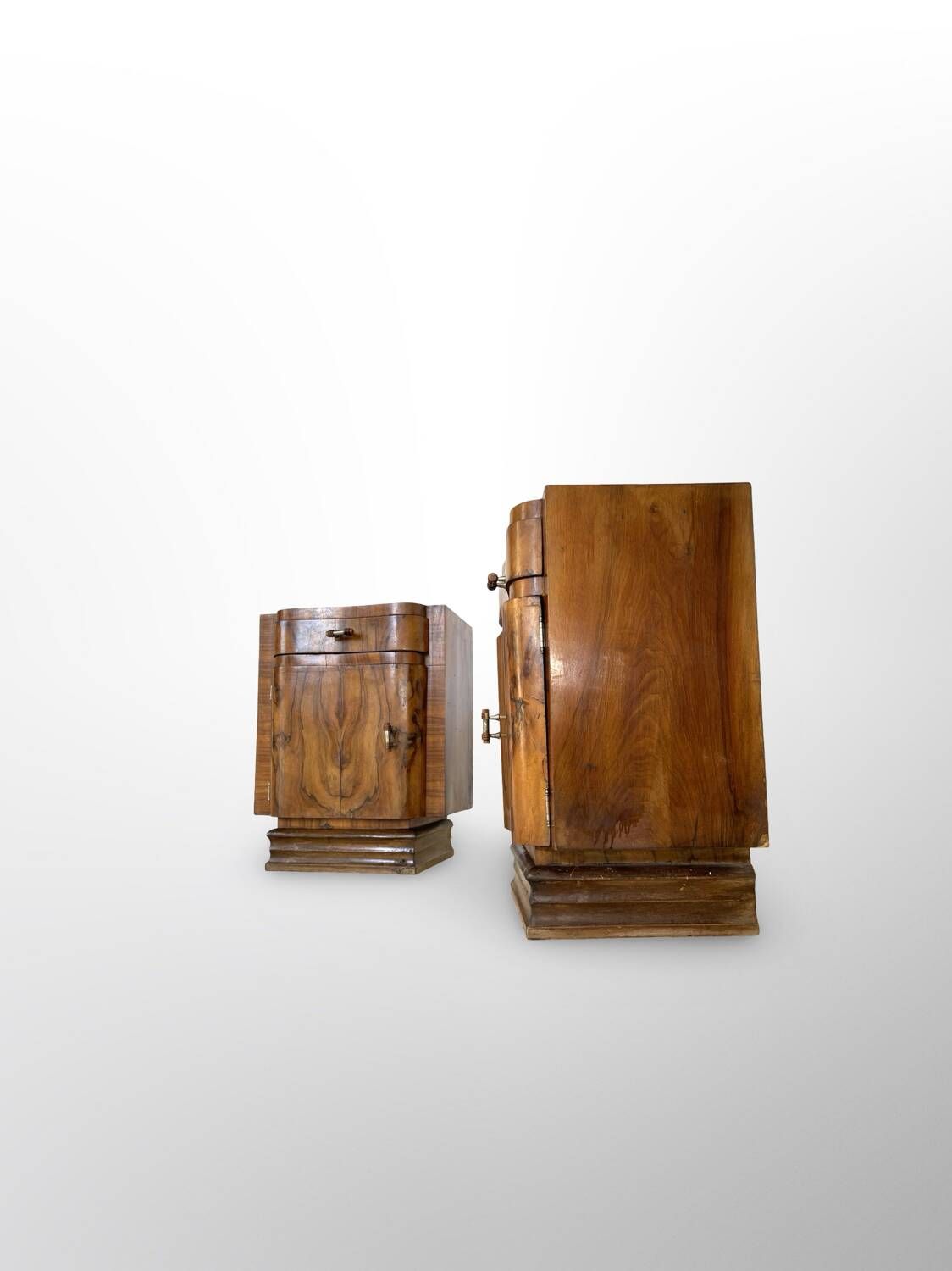 Tables de chevet Art déco italiennes en ronce de noyer, années 1930.