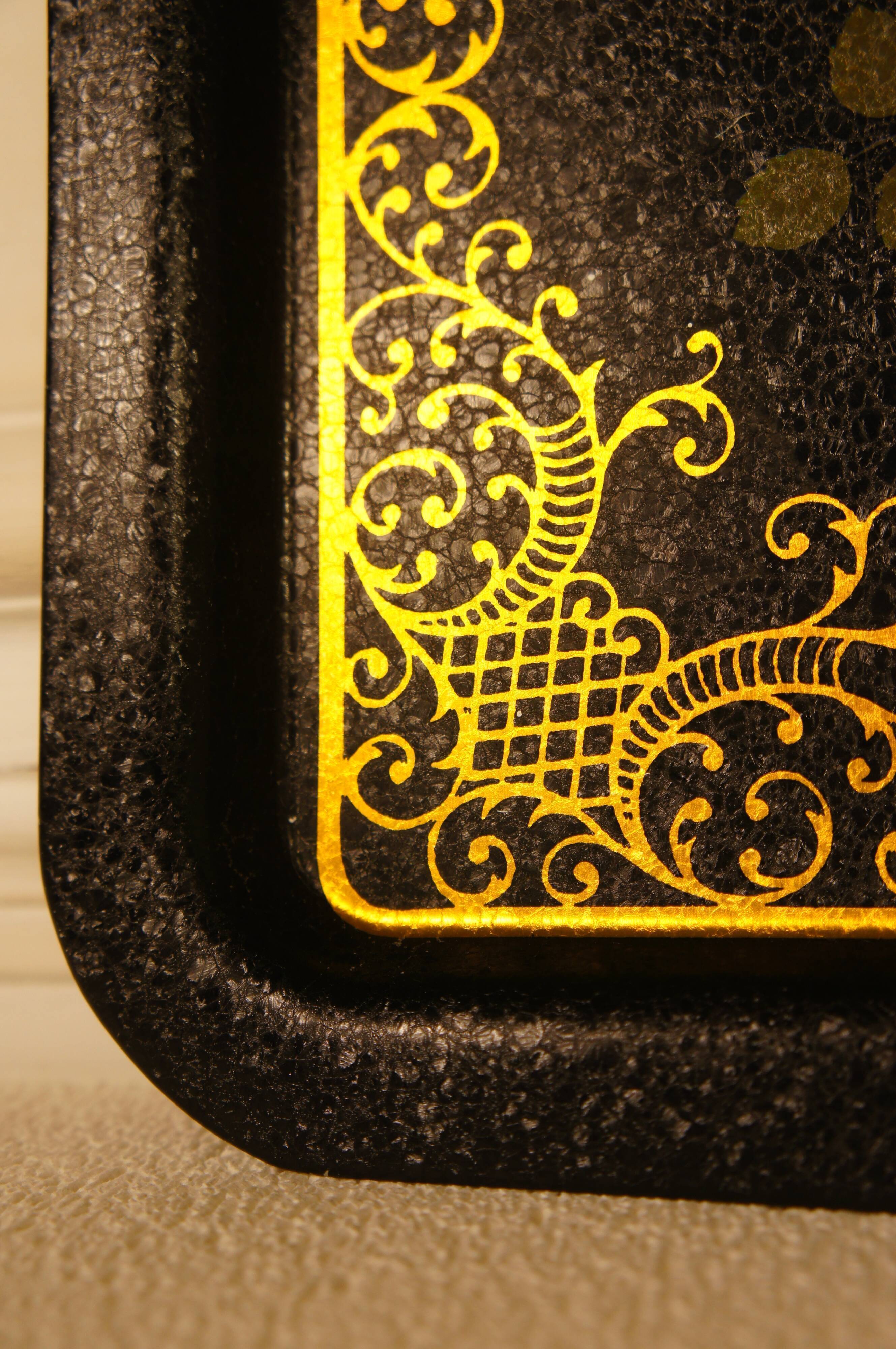 Flower tray in screen-printed sheet metal cracked effect