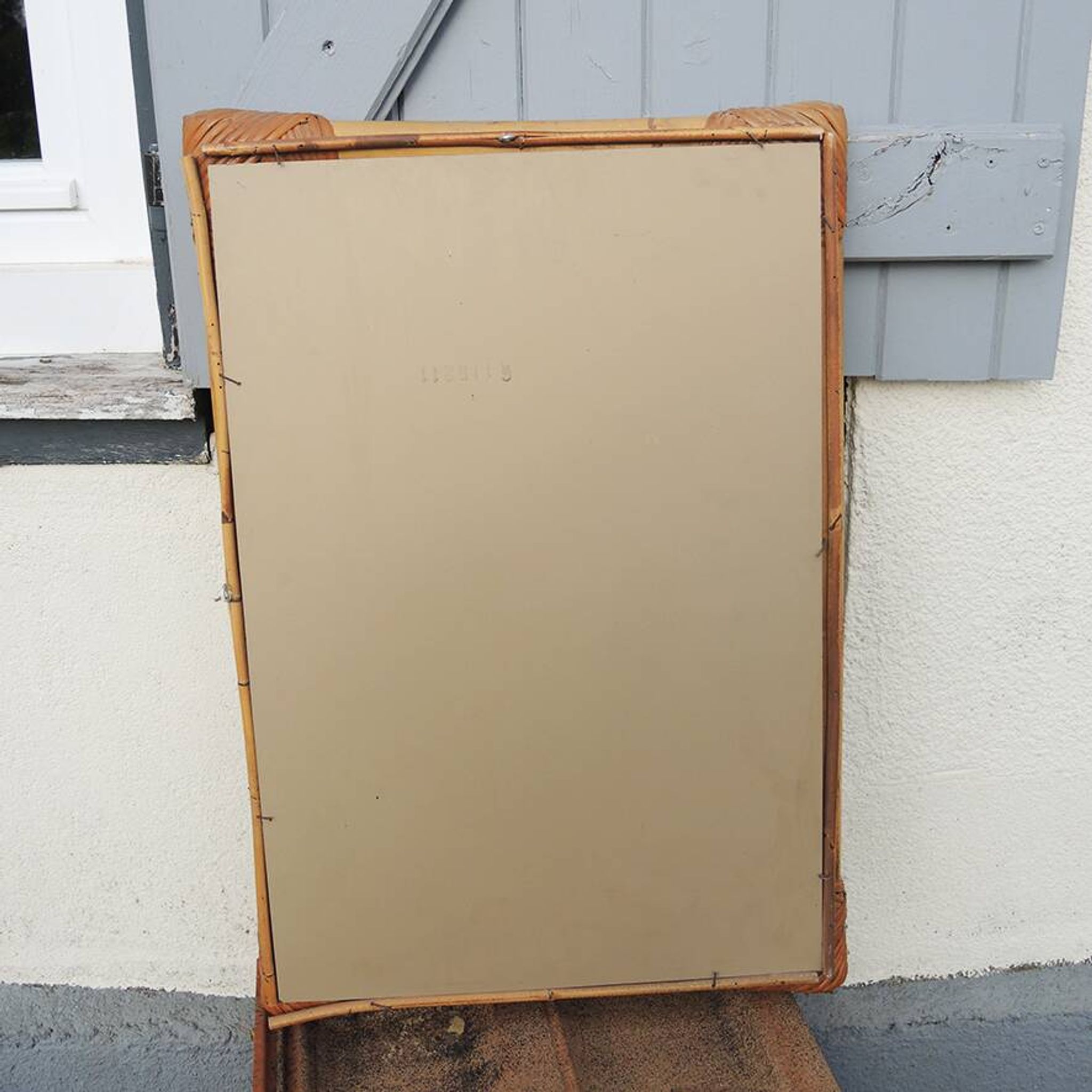 Ancien miroir rectangulaire avec cadre en bambou