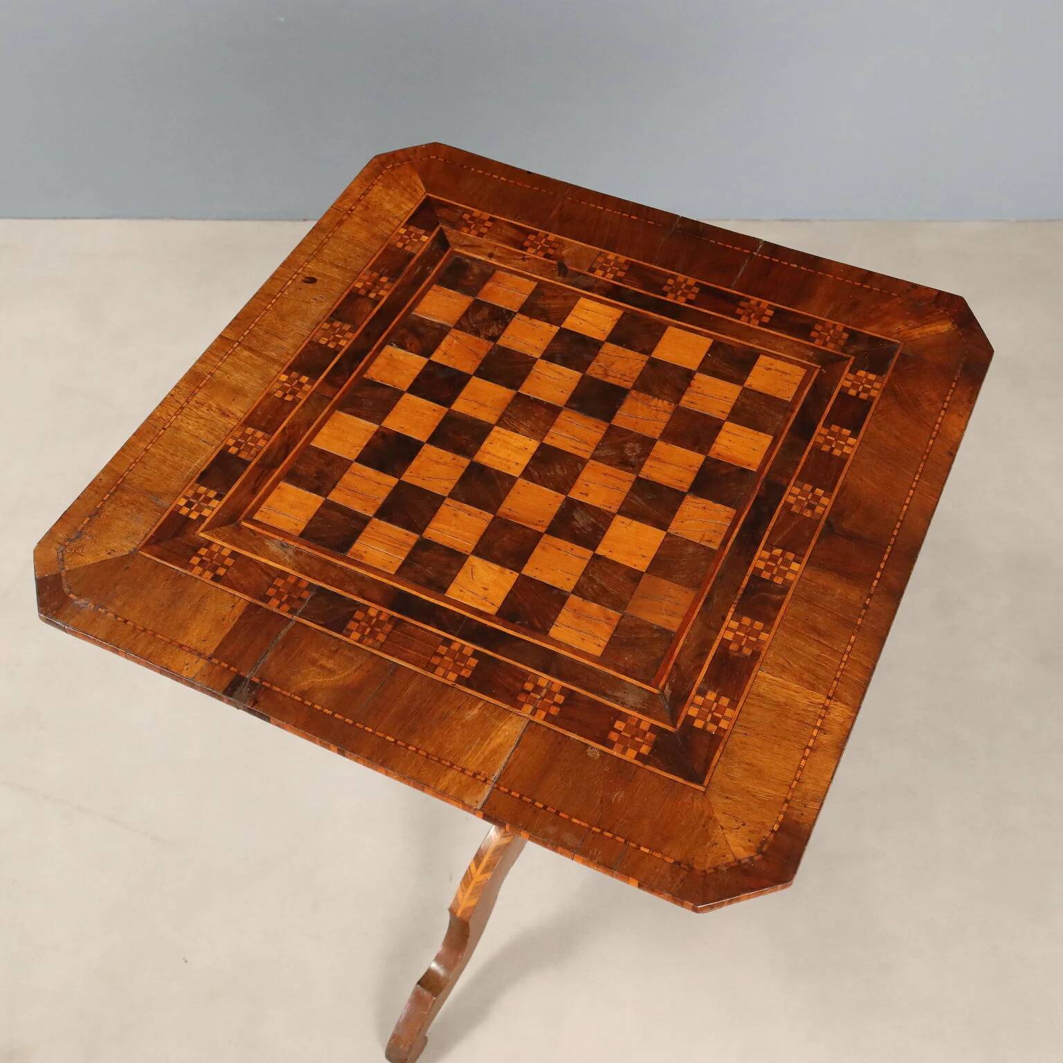 Table marquetée à motif échiquier - Rolo, XIXe siècle