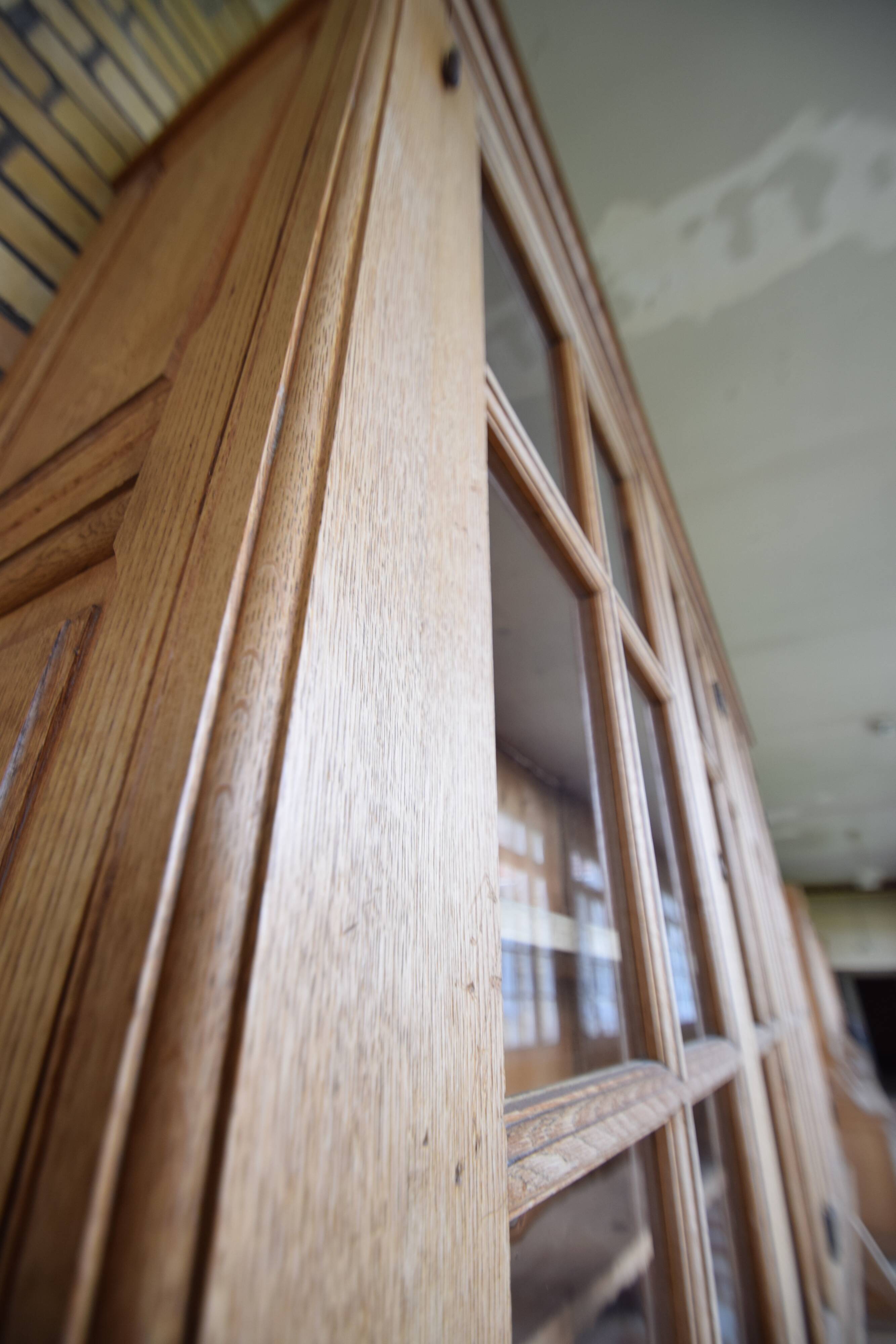 Glass library of a medical school in solid oak from the 1950s.