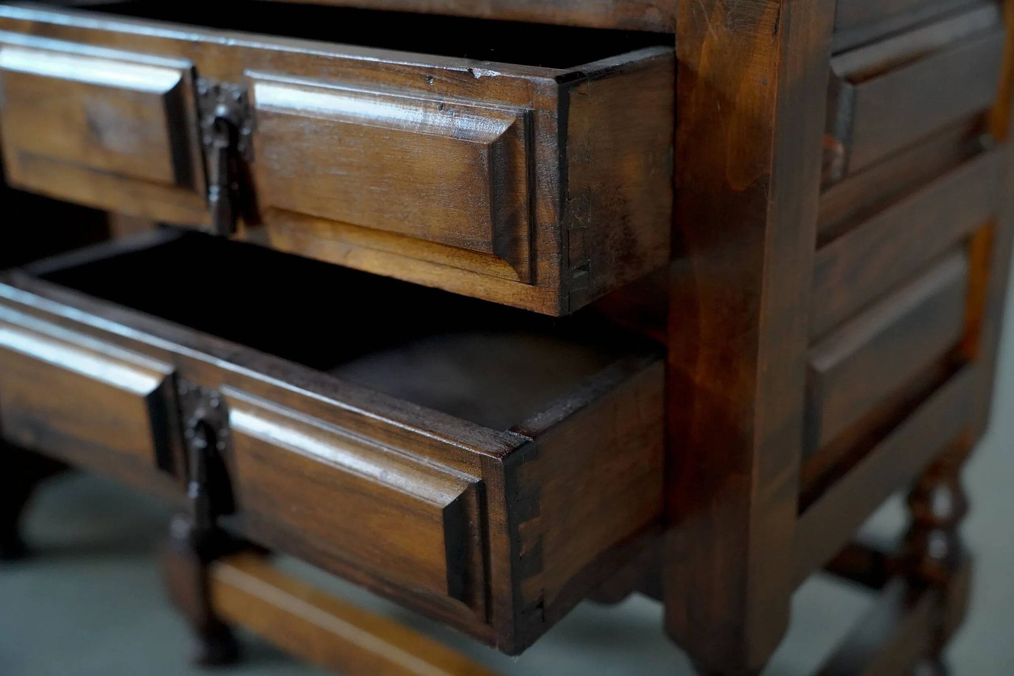Tables de nuit espagnoles en noyer - Espagne années 1900