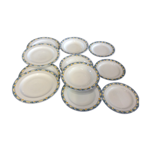 11 assiettes en porcelaine modèle