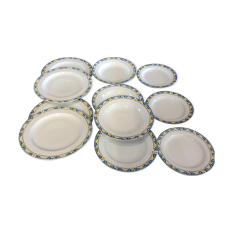 11 assiettes en porcelaine modèle Hôtesse