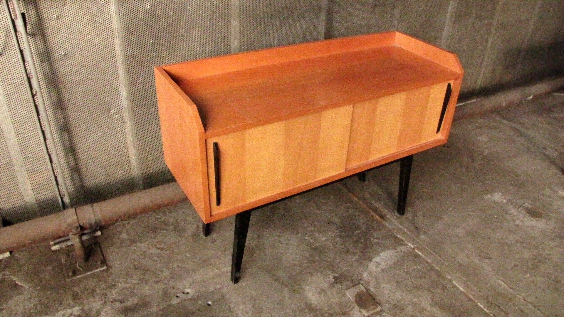 Buffet des années 60 à la manière de Hans Bellmann