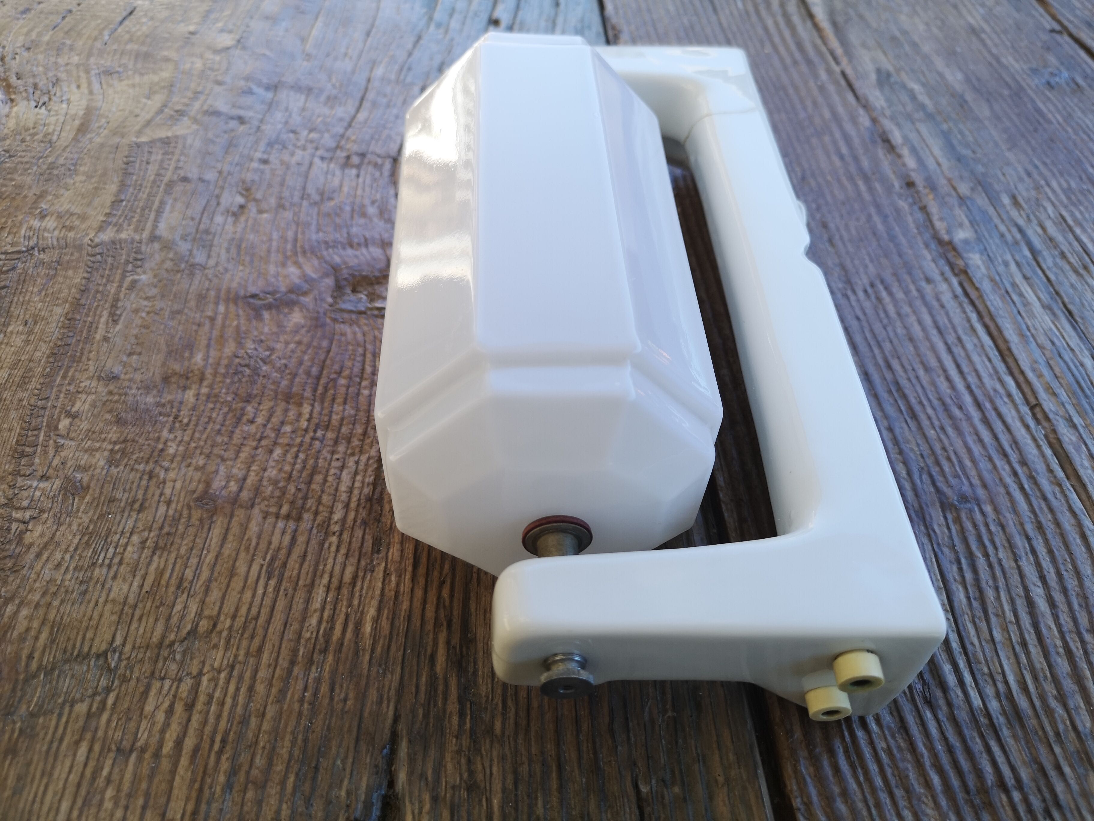 Art deco bathroom apply in porcelain and white opaline