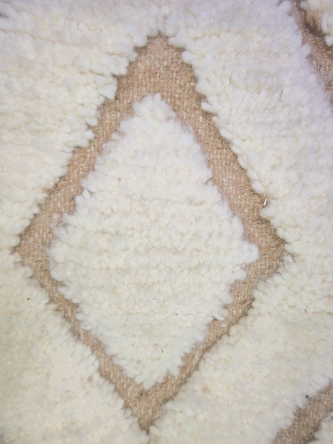Superb handcrafted Berber rug made of natural wool, a unique piece