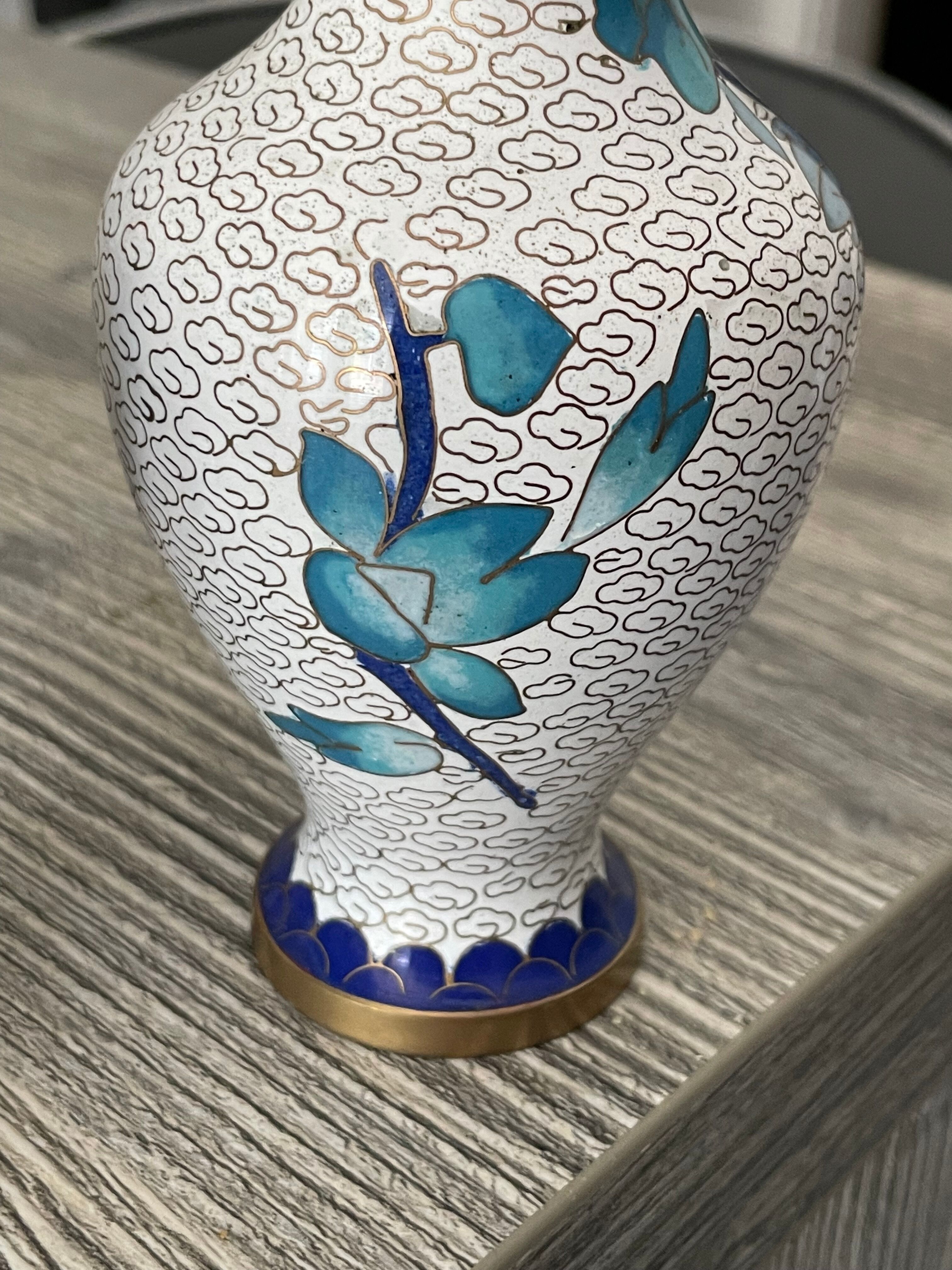 2 Asian vases