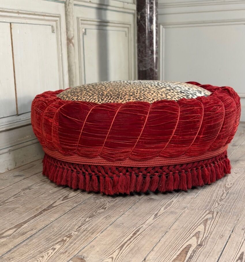 Large velvet pouf with trimmings, around 1880