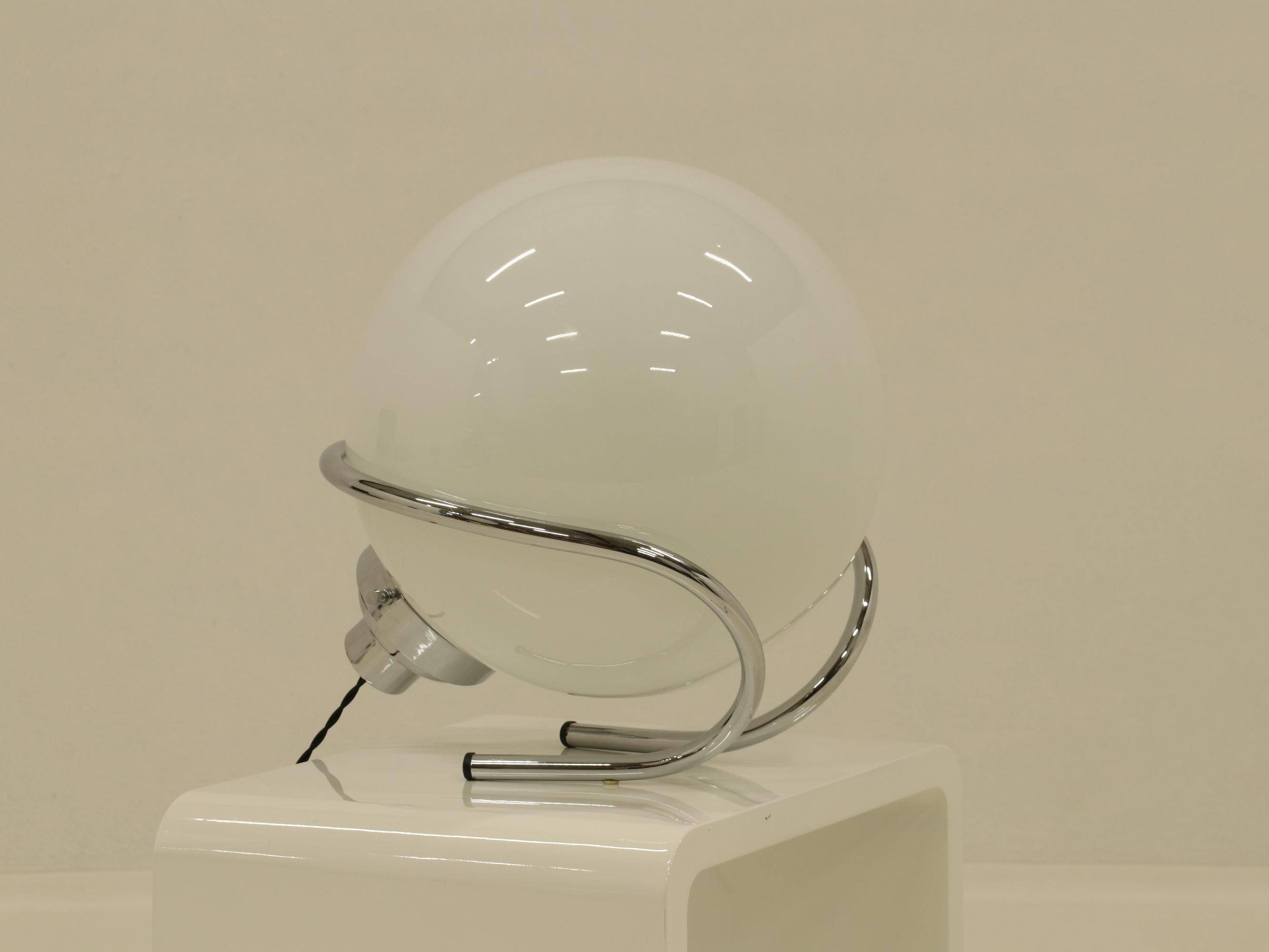 Lampe de table globe en chrome et verre blanc, Italie, années 1970