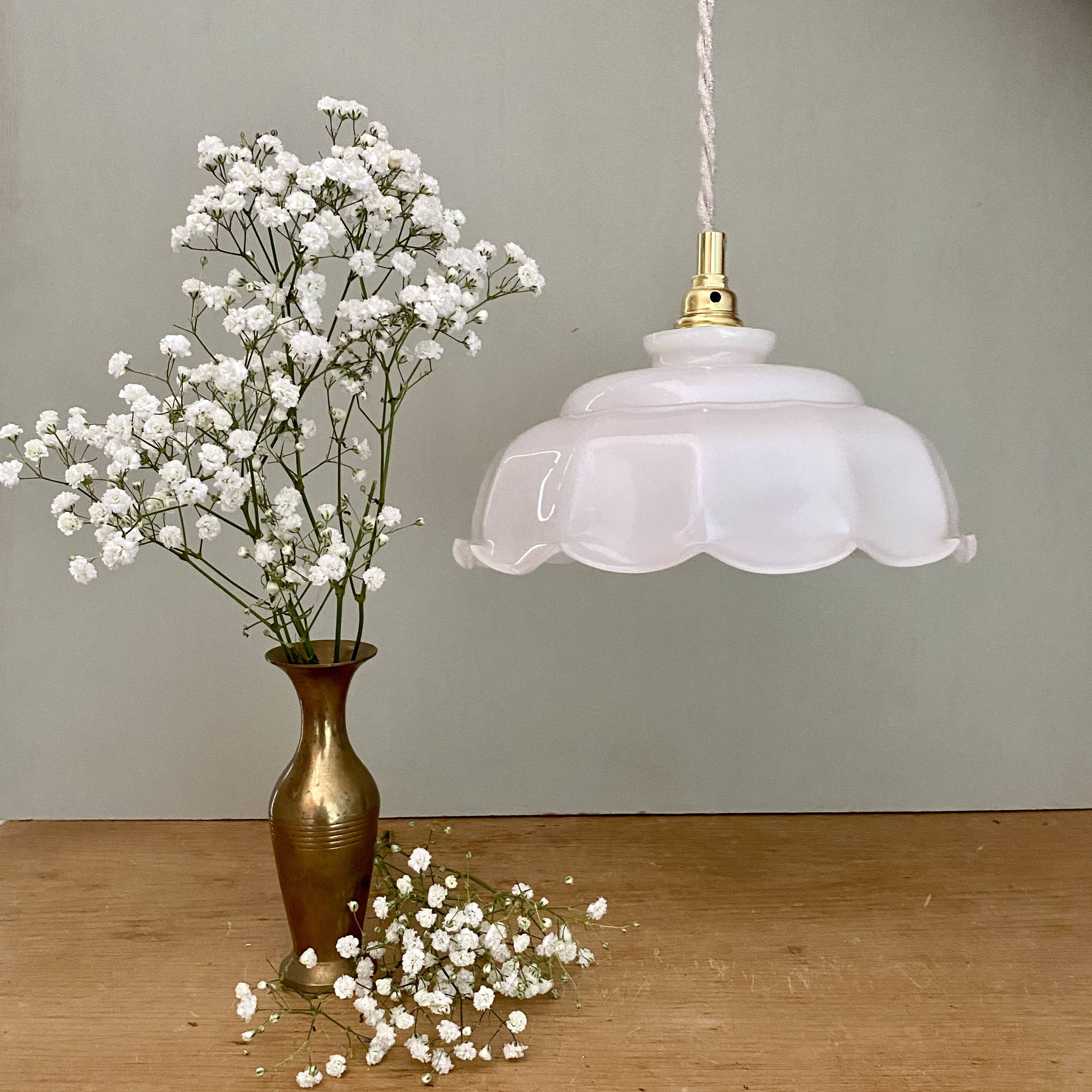 Vintage lamp lamp in white opaline